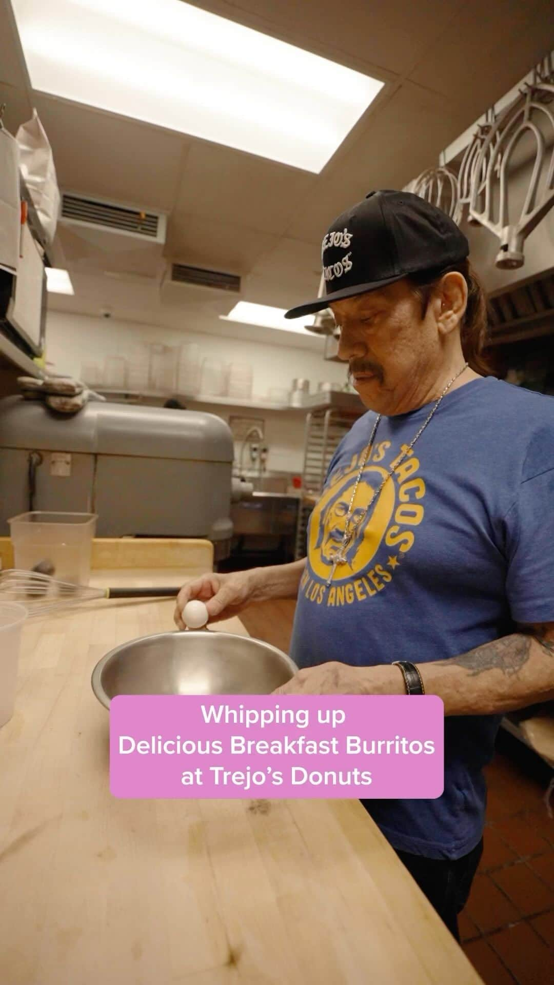 ダニー・トレホのインスタグラム：「Whipping up some delicious breakfast burritos this morning!! 🍳🌯  Serving Breakfast Burritos and Nacho Donut Sandwiches until 11AM!   Open daily 7AM-4PM  📍6785 Santa Monica Blvd, Los Angeles  #trejostacos #trejosdonuts #trejoscantina #trejoscerveza #trejosdonutsandcoffee #coffeeshop #losangeles #donuts #dannytrejo #breakfast #bakers #donutsandcoffee」