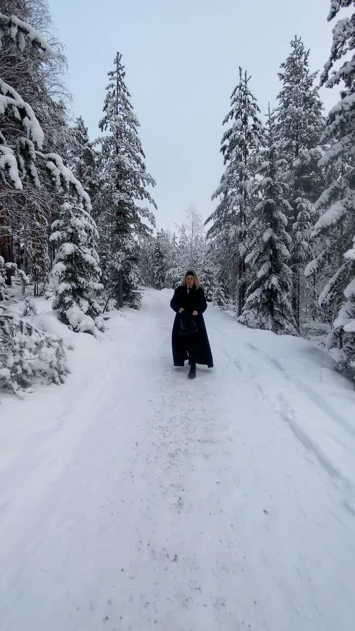 アンジェリカ・ブリックのインスタグラム：「Dressed up for Winter ❄️🤍🕯️  Coat: NAKD Boots: Prada Sunglasses: Humana second hand  Bag: Zara」