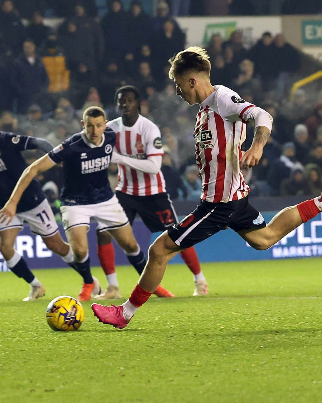 サンダーランドAFCのインスタグラム：「CLARKEY!!! WE ARE LEVEL AT THE DEN!!! ☝️  #SAFC | #MILSUN」