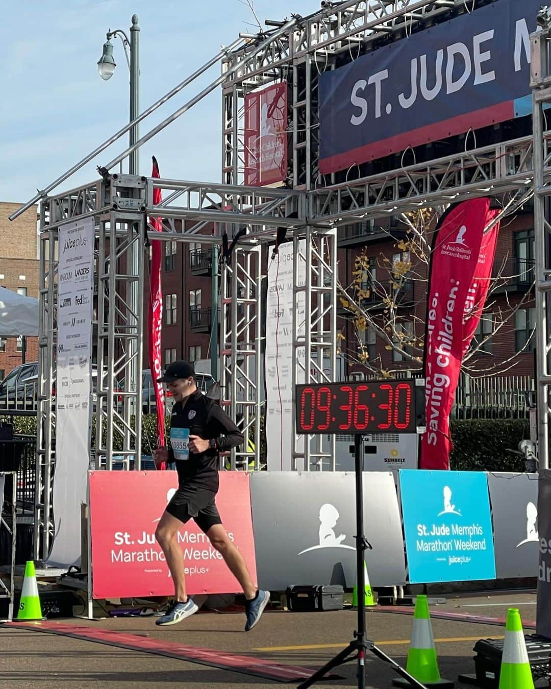 ダミアン・マクギンティーさんのインスタグラム写真 - (ダミアン・マクギンティーInstagram)「Unbelievable morning in Memphis. My second ever half marathon, I ran a personal best of 96.17 but more Importantly we’ve raised over $5000 for St Jude. Thank you!!!!」12月3日 1時51分 - damianmcginty