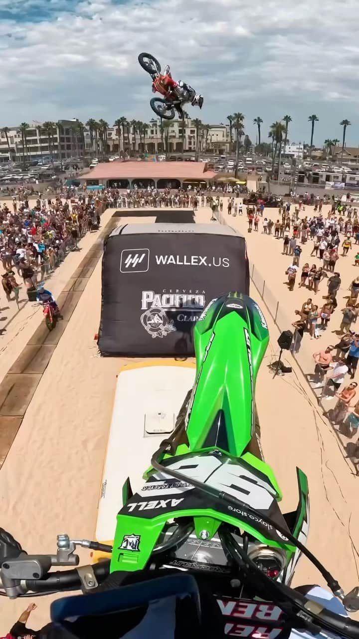 モンスターエナジーのインスタグラム：「Would you let @AxellHodges borrow your phone? 🤔  @XGames #MonsterEnergy #UnleashedAtX #FMX #Moto #Motorsport」