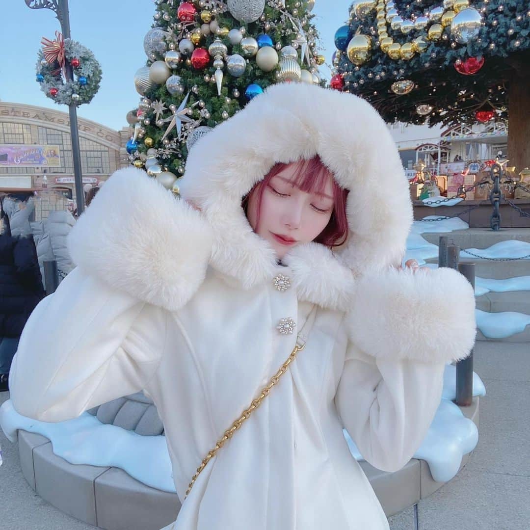 Yuupyonさんのインスタグラム写真 - (YuupyonInstagram)「🤍⛄️☁️🎀 ⁡ ⁡ めっちゃ風強かったディズニー🎶 楽しかったから👍🏻 ⁡ 寒かったけど @rojita_official  のコート暖かすぎて大活躍(´ •̥ ̫ •̥ ` )🩷 ⁡ ⁡ 昨年から大人気のコートで今年も再販売したよー😌 グレーは今年の新色カラー！ ブラックとホワイトも合わせて3色になった バックリボンフーディーコート🧥🎀 ⁡ フードと袖のモコモコ取り外せるよぅ👶🏻 ⁡ 価格 税込¥18.700(税抜¥17.000) ⁡ 12/2.3の2日間ZOZOTOWNで 1000円OFFのタイムセール中だからお得に買えるよ🫧 ⁡ 今年のコートまだ決まってない子とかにオススメ！ ⁡ ⁡  #rojita#winter#disney#disneysea#disneyfashion#winterfashion#white#whitefashion#coat#ロジータ#ディズニー#ディズニーコーデ#冬ディズニー#ホワイトコーデ#コート#アウター#量産#量産型コーデ#モコモコ#モコモコアウター#ディズニーシー#冬服#ピンクヘア#ピンクカラー」12月3日 18時12分 - pyon_1211