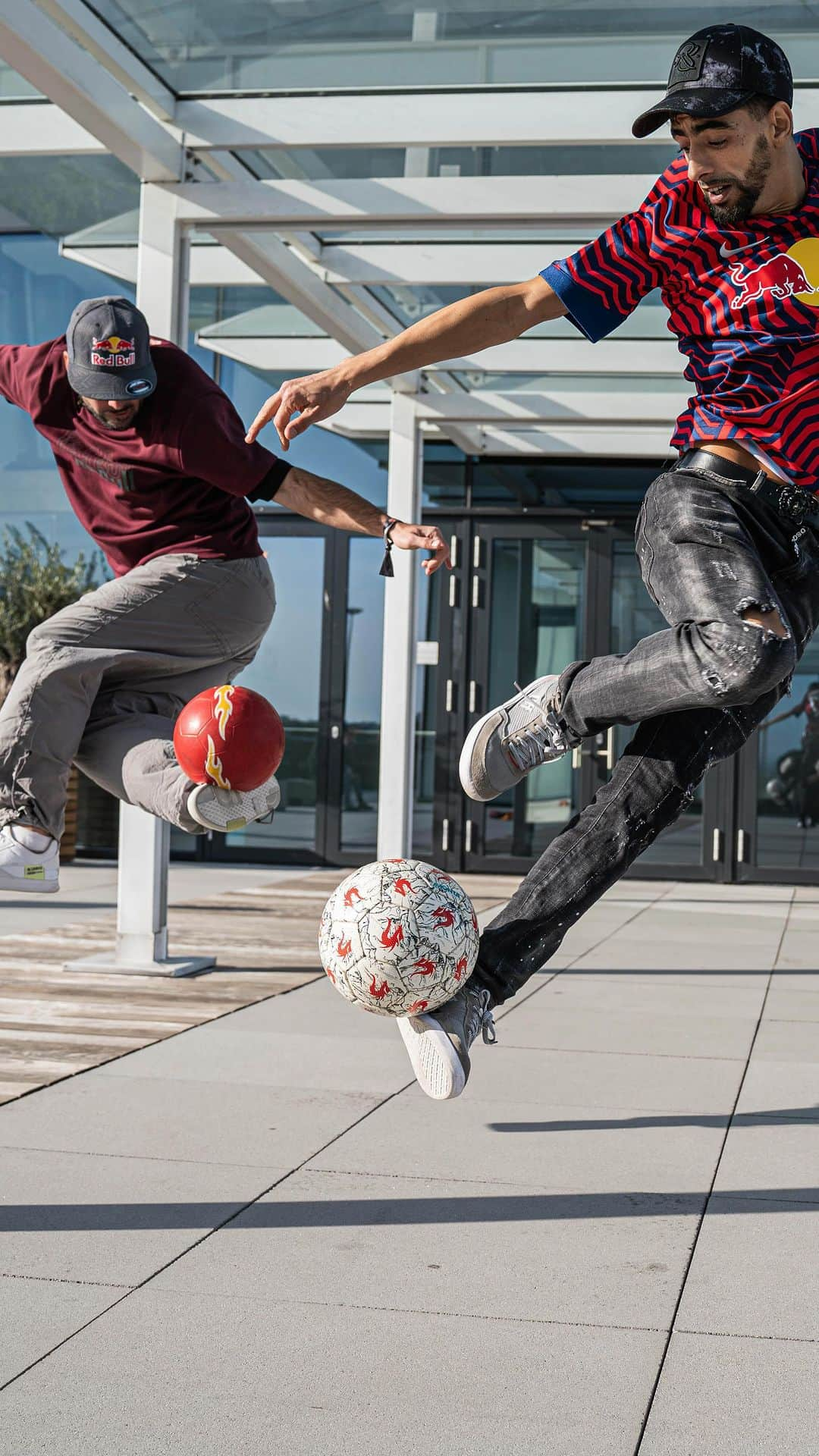 ショーン・ガルニエのインスタグラム：「When @seanfreestyle and @soufianebencok 🇧🇪 line up for a game of freestyle, you know it’s getting real. 😎🔥 Ready for the Red Bull Street Style Global Championship? ⚽️  🗓️ 7 December - 7 PM 📍 Docks Dome Brussels 🎟️ Tickets through the link in bio or redbull.be/streetstyle   #givesyouwings #geeftjevleugels #donnedesailes #RedBullStreetStyle #freestyle #soccer」