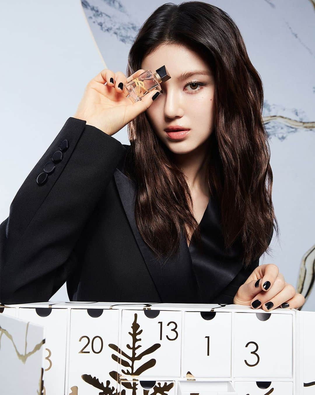 Yves Saint Laurent Beautyのインスタグラム：「#Danielle unwraps the YSL Beauty HOLIDAY ADVENT CALENDAR filled with 24 of the most sought–after fragrance and makeup legends.   #YSLBeauty #Holidays #NewJeans #입생로랑뷰티 @NewJeans_Official @Studioioo」