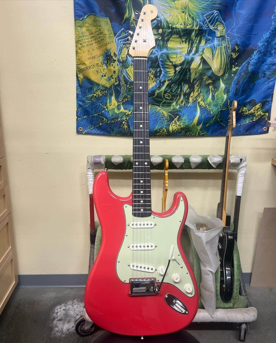 Fender Guitarさんのインスタグラム写真 - (Fender GuitarInstagram)「There's nothing more timeless than a classic Red Strat. 🎸 Here is a '60s Aged Fiesta Red Strat built by @andyhicks_fender in the @fendercustomshop. #Straturday」12月3日 2時00分 - fender