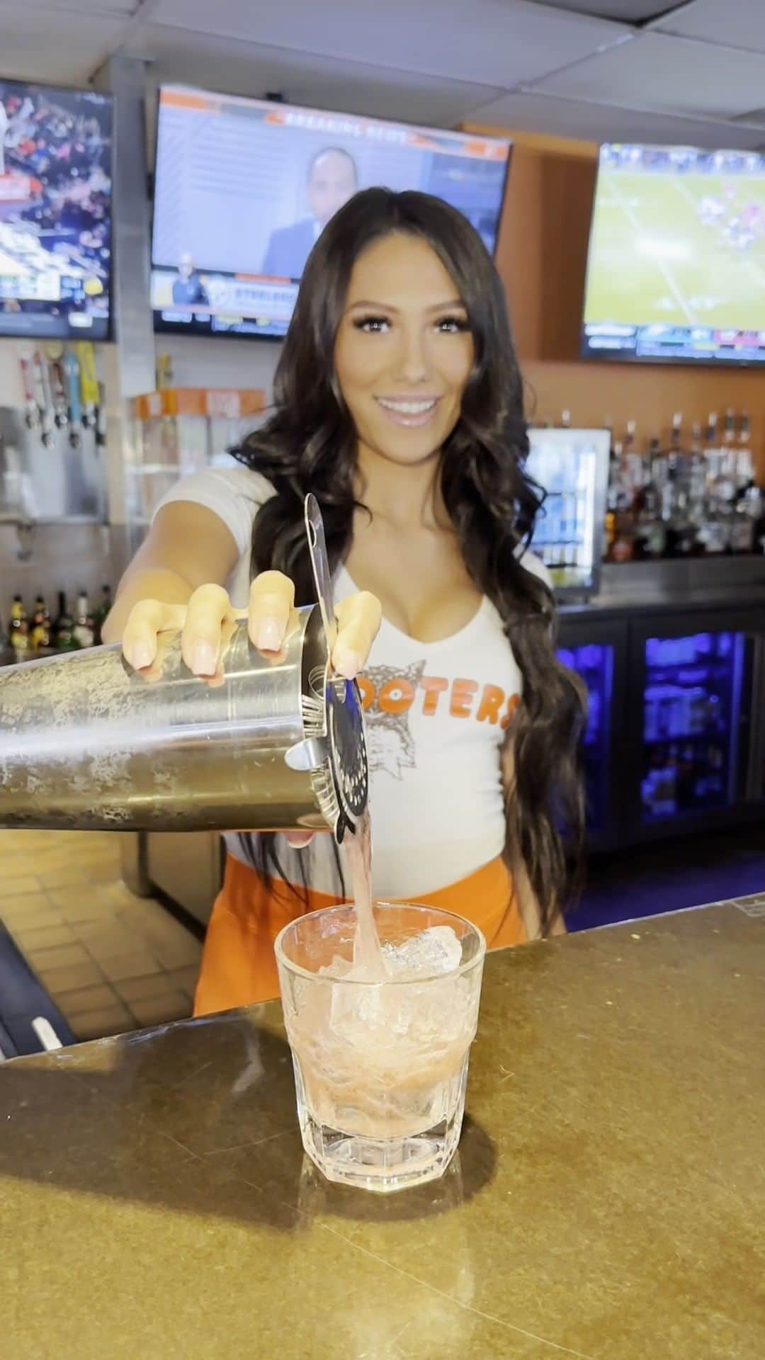 Hootersのインスタグラム：「To all of our bartenders: we appreciate you. Cheers to National Bartenders Day 🍻   @cassidywelch23 @grandprairiehooters」