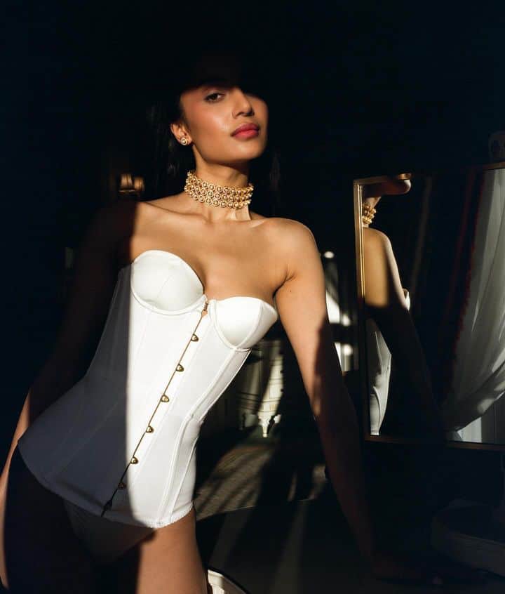 Agent Provocateurのインスタグラム：「Shadow Play  Let your sensuality shine through in the Mercy satin corset.  Mercy is our bestselling corset range for a reason. A timeless waist-defining shape in goes-with-everything fabrics, she's a must-have for lingerie lovers.  Tap to explore Mercy.  📸 @simonesteenberg  ✨ @opulinejewellery  Model: @xshivanisharma   #KnickersForever #AgentProvocateur」