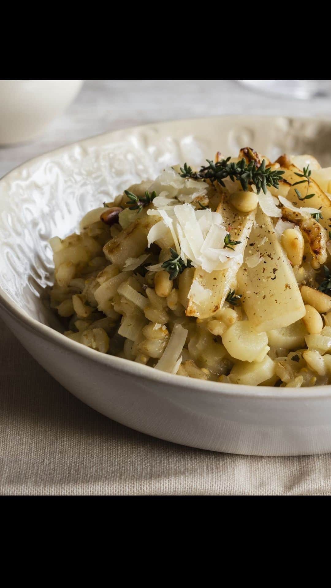 ELLE Germanyのインスタグラム：「Dieses Rezept ist der perfekte Ersatz für Spargel im Winter: Schwarzwurzel-Pasta! 🤍  Credit: Getty Images #pasta #recipes #rezepte」
