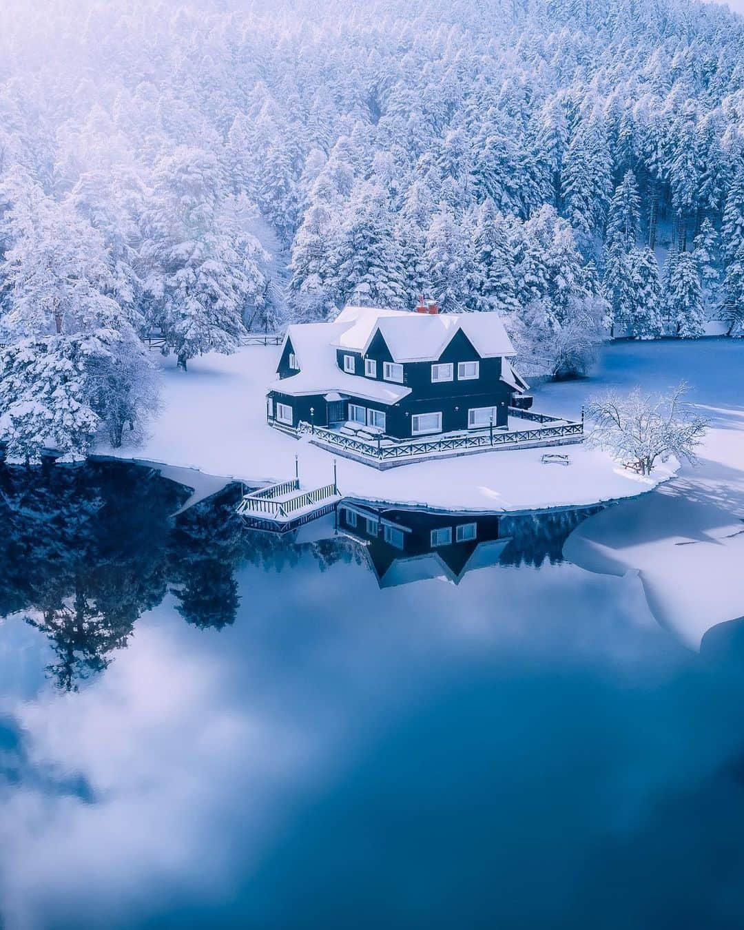 BEAUTIFUL HOTELSさんのインスタグラム写真 - (BEAUTIFUL HOTELSInstagram)「@cumacevikphoto captures this stunning view of Bolu, Turkey, where winter weaves its magic across snow-kissed woodlands, charming cottages, and serene lakes. 🇹🇷 Bolu’s mix of natural beauty, outdoor activities, and cultural richness makes it a versatile destination for those seeking a picturesque escape into nature’s wintry embrace. ❄️🌲  📽 @cumacevikphoto 📍 Bolu, Turkey」12月3日 2時12分 - beautifulhotels