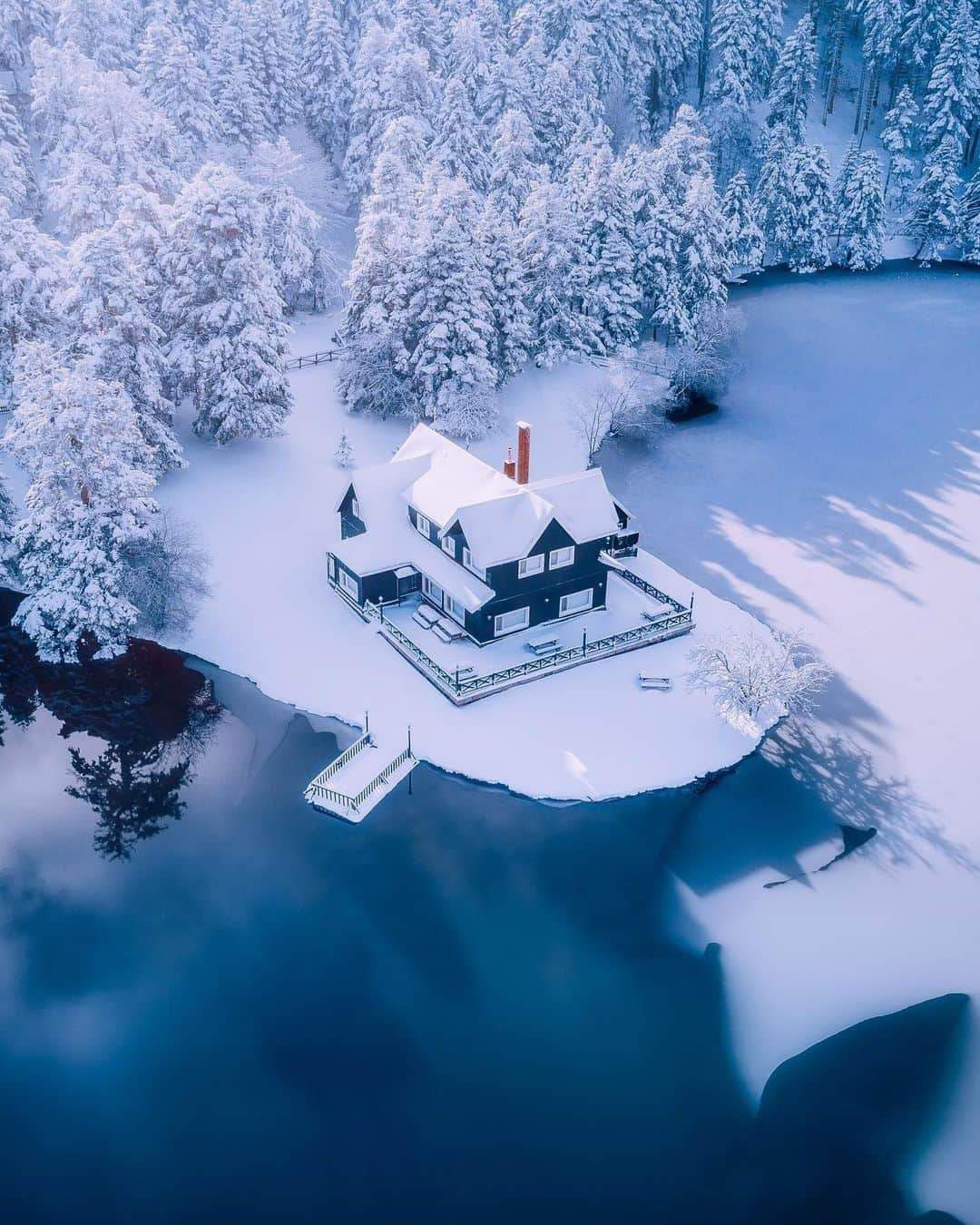 BEAUTIFUL HOTELSのインスタグラム：「@cumacevikphoto captures this stunning view of Bolu, Turkey, where winter weaves its magic across snow-kissed woodlands, charming cottages, and serene lakes. 🇹🇷 Bolu’s mix of natural beauty, outdoor activities, and cultural richness makes it a versatile destination for those seeking a picturesque escape into nature’s wintry embrace. ❄️🌲  📽 @cumacevikphoto 📍 Bolu, Turkey」