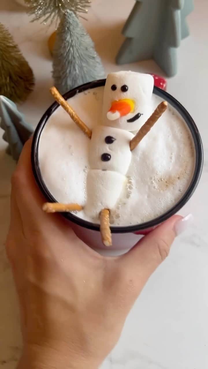 The Honest Companyのインスタグラム：「Will be adding this snow buddy to our hot chocolates for the rest of the season!! ☃️ 🍫  📹| @thefarmhousepages」