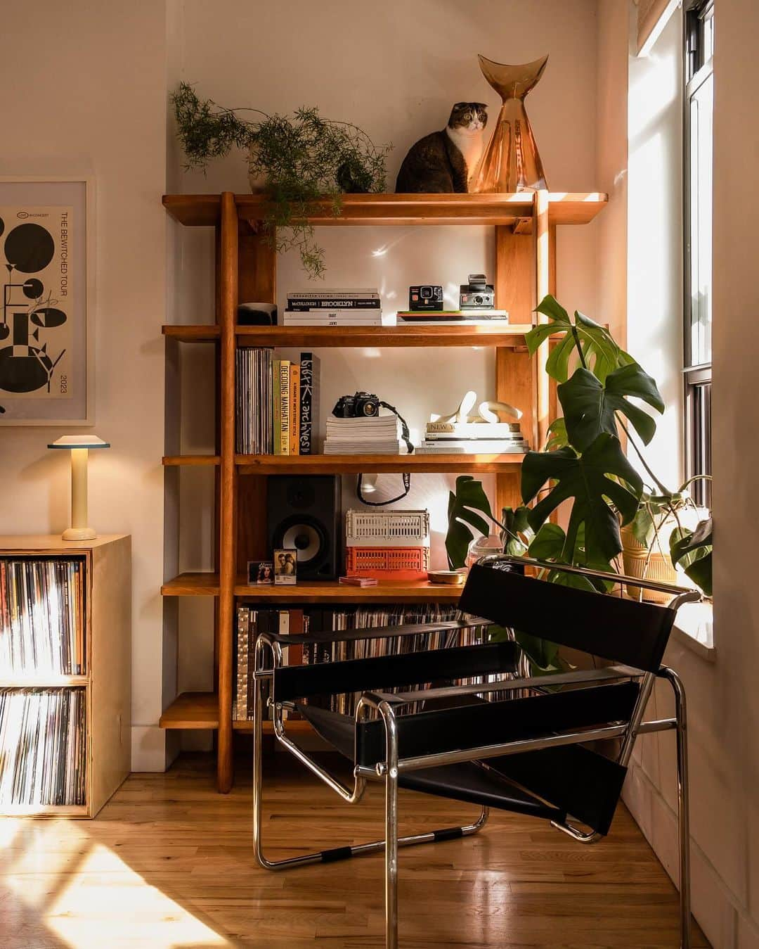 west elmさんのインスタグラム写真 - (west elmInstagram)「A seat by the window, with a stack of books—we're good. ✌️Thanks for sharing, @ethanbarber.co」12月3日 2時17分 - westelm