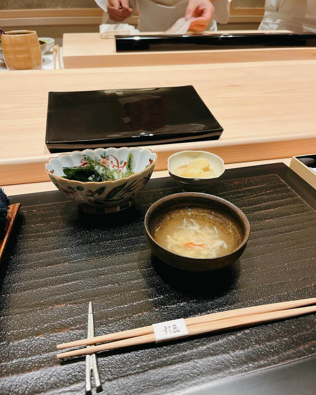 吉田早織さんのインスタグラム写真 - (吉田早織Instagram)「・ 先週オープンした 寺子屋すし匠さんへ🍣 ⁡ 四ツ谷から独立された大将の拘りが詰まったお鮨、素晴らしかったです✨ ⁡ 内装もとっても素敵でした✨ ⁡ ⁡ ⁡ ⁡ ⁡ #寺子屋すし匠 #すし匠 #麻布台ヒルズ #azabudaihills」12月2日 17時22分 - saorinxxx