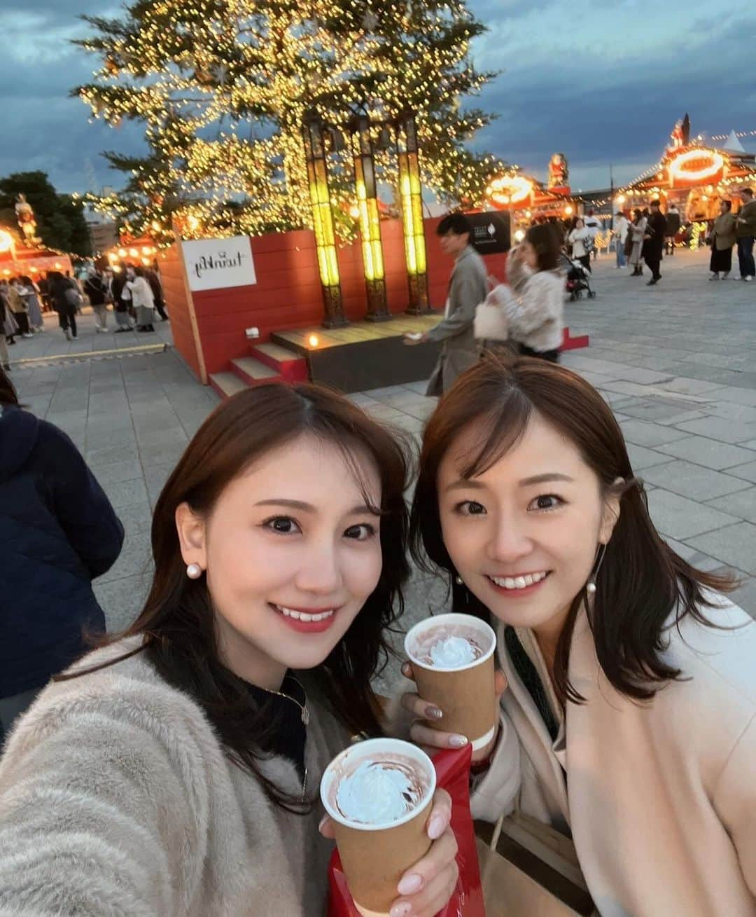 島田晴香さんのインスタグラム写真 - (島田晴香Instagram)「真子ちゃん @makochan_2525  と初クリスマスマーケットへ🎄  お目当てのリースも買えて大満足🤍🤍🤍」12月2日 17時22分 - shimadadesu_official