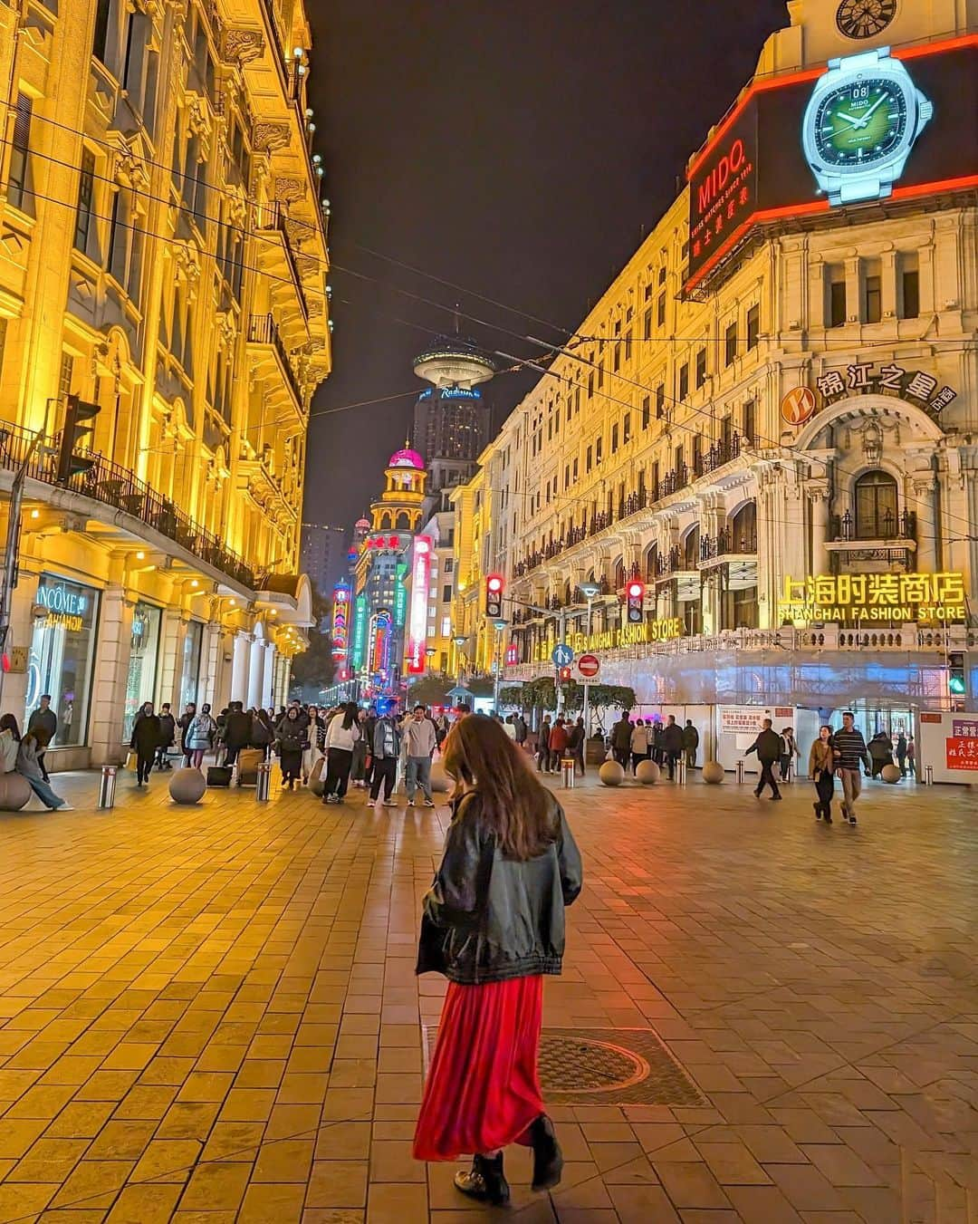 羽石杏奈さんのインスタグラム写真 - (羽石杏奈Instagram)「Hi Shanghai 🇨🇳👋 I’m back, traveling to China since my last visit here in 2018, so much to explore this country..! ✨  約5年ぶり、中国旅へ！ 日本の約26倍の国土がある中国、 長く続く歴史も、たくさんの秘境も、様々な文化も、 本当に深くて旅したいところがたくさんの国。 まずは上海からスタートしました🪭♡  #NihaoChina #NihaoShanghai #Tripcom #Travelwithtripcom #pr @china_culture @trip.complete」12月2日 17時38分 - hawaiianna913