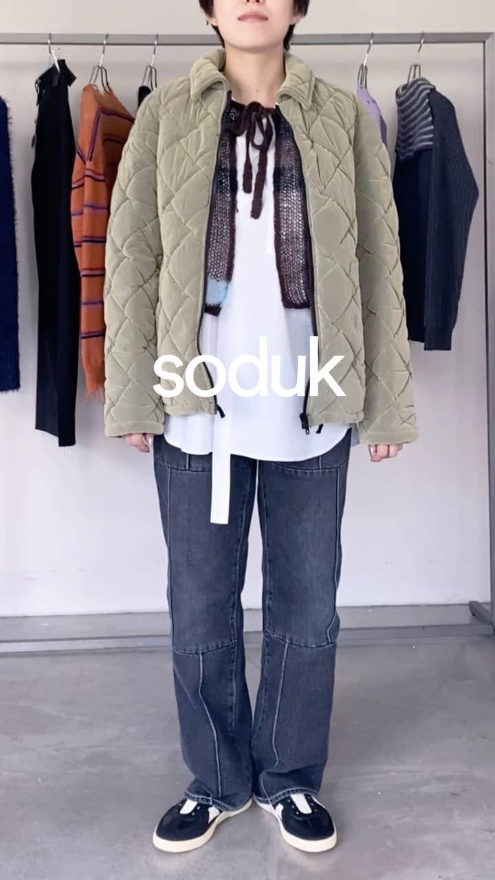 sodukのインスタグラム：「outfits ideas☺︎  - patchwork knit cardigan / brown - line jeans / black - long collar shirt / white - padded zip-up jacket / green  music: shower by @makimiyaji   #soduk #soduk23fw」