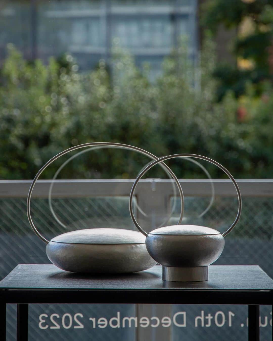 のインスタグラム：「・ 中村友美 「Lidded」  金工作家・中村友美の個展をOVER THE COUNTERで開催中です。A&Sでは2回目となる本展では、大小様々な〈蓋物〉を中心にご覧いただきます。  この作品は、前回の展示「湯を沸かすオブジェ」の際に展示された急須を見たオーナー・ソニア パークからの提案で生まれた新しい作品群です。あわせて、アイディアソースとなった急須、作家の代表作でもある薬缶のほか、炉台なども集う予定です。 金属の一枚板を、火にかけ、叩き、打ち出し、独自の感覚で造形された中村友美の金工作品を、ぜひご覧いただければ幸いです。皆さまのご来店をお待ちしております。  ・写真は展開初日の様子です。現在は抽選販売の作品のみとなります。予めご了承ください。 ・抽選販売の作品は会期終了まで受け付けております。 ・12月4日(月)までは、全ての作品をご覧いただけます。  中村友美 「Lidded」 OVER THE COUNTER 2023.12.1 (Fri.) - 12.10 (Sun.) / 11:00 - 19:00 火曜定休 / Closed every Tuesday  @youmei_nakamura  @arts_and_science  詳細はWEBサイトのメニュー [ Events ] からご覧いただけます。プロフィールのURLからご覧ください。 For more details, tap the link in our bio.  イベントの詳細についてのお問い合わせは開催店舗、またはWEBサイトのコンタクトフォームよりご連絡ください。 For shop event inquiries, please contact our shops directly or use our contact form from our oﬃcial web page.  #中村友美 #yuminakamura #artsandscience #overthecounterbyartsandscience」