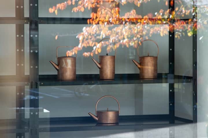 のインスタグラム：「・ 中村友美 「Lidded」  金工作家・中村友美の個展をOVER THE COUNTERで開催中です。A&Sでは2回目となる本展では、大小様々な〈蓋物〉を中心にご覧いただきます。  この作品は、前回の展示「湯を沸かすオブジェ」の際に展示された急須を見たオーナー・ソニア パークからの提案で生まれた新しい作品群です。あわせて、アイディアソースとなった急須、作家の代表作でもある薬缶のほか、炉台なども集う予定です。 金属の一枚板を、火にかけ、叩き、打ち出し、独自の感覚で造形された中村友美の金工作品を、ぜひご覧いただければ幸いです。皆さまのご来店をお待ちしております。  ・写真は展開初日の様子です。現在は抽選販売の作品のみとなります。予めご了承ください。 ・抽選販売の作品は会期終了まで受け付けております。 ・12月4日(月)までは、全ての作品をご覧いただけます。  中村友美 「Lidded」 OVER THE COUNTER 2023.12.1 (Fri.) - 12.10 (Sun.) / 11:00 - 19:00 火曜定休 / Closed every Tuesday  @youmei_nakamura  @arts_and_science  詳細はWEBサイトのメニュー [ Events ] からご覧いただけます。プロフィールのURLからご覧ください。 For more details, tap the link in our bio.  イベントの詳細についてのお問い合わせは開催店舗、またはWEBサイトのコンタクトフォームよりご連絡ください。 For shop event inquiries, please contact our shops directly or use our contact form from our oﬃcial web page.  #中村友美 #yuminakamura #artsandscience #overthecounterbyartsandscience」