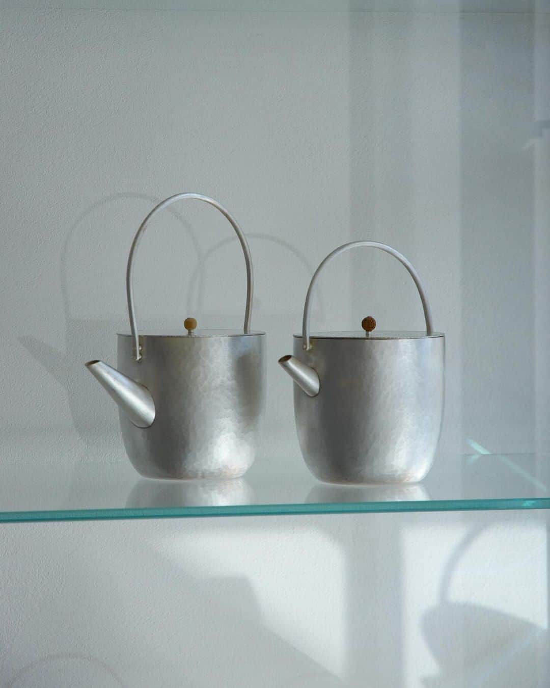 のインスタグラム：「・ 中村友美 「Lidded」  金工作家・中村友美の個展をOVER THE COUNTERで開催中です。A&Sでは2回目となる本展では、大小様々な〈蓋物〉を中心にご覧いただきます。  この作品は、前回の展示「湯を沸かすオブジェ」の際に展示された急須を見たオーナー・ソニア パークからの提案で生まれた新しい作品群です。あわせて、アイディアソースとなった急須、作家の代表作でもある薬缶のほか、炉台なども集う予定です。 金属の一枚板を、火にかけ、叩き、打ち出し、独自の感覚で造形された中村友美の金工作品を、ぜひご覧いただければ幸いです。皆さまのご来店をお待ちしております。  ・写真は展開初日の様子です。現在は抽選販売の作品のみとなります。予めご了承ください。 ・抽選販売の作品は会期終了まで受け付けております。 ・12月4日(月)までは、全ての作品をご覧いただけます。  中村友美 「Lidded」 OVER THE COUNTER 2023.12.1 (Fri.) - 12.10 (Sun.) / 11:00 - 19:00 火曜定休 / Closed every Tuesday  @youmei_nakamura  @arts_and_science  詳細はWEBサイトのメニュー [ Events ] からご覧いただけます。プロフィールのURLからご覧ください。 For more details, tap the link in our bio.  イベントの詳細についてのお問い合わせは開催店舗、またはWEBサイトのコンタクトフォームよりご連絡ください。 For shop event inquiries, please contact our shops directly or use our contact form from our oﬃcial web page.  #中村友美 #yuminakamura #artsandscience #overthecounterbyartsandscience」