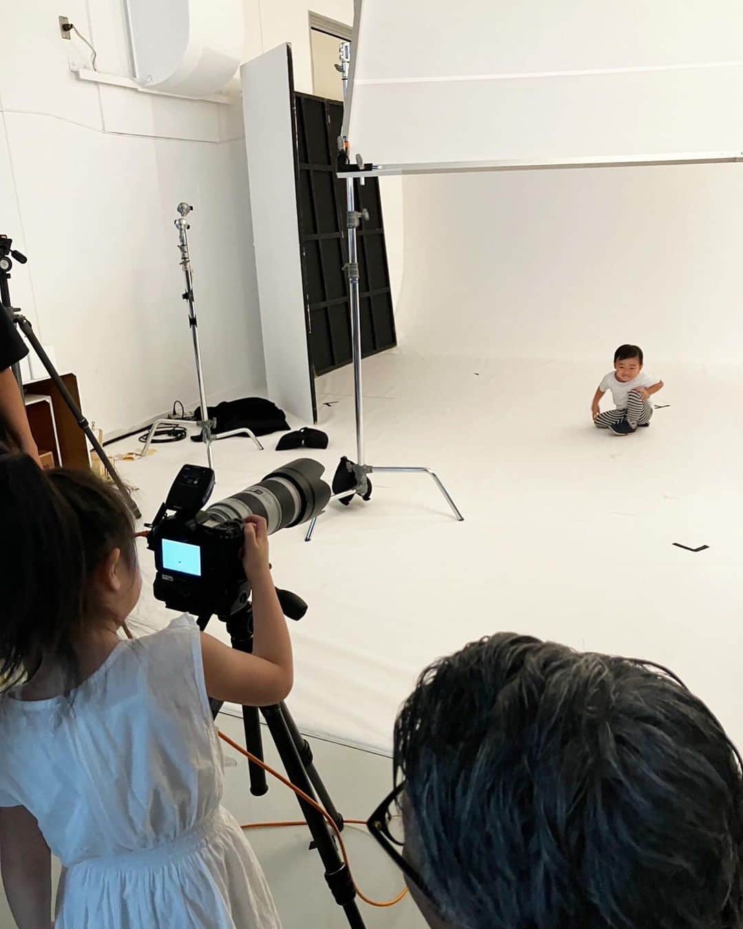 田中雅美さんのインスタグラム写真 - (田中雅美Instagram)「スタジオに一緒に来ていた家族にも優しくしてくださって、ありがとうございました☺️  ・ ・ 息子よ、調子に乗りすぎじゃない？？笑笑  ・ ・ #ミズノ #撮影 #モデルは息子 #カメラマンは娘 #スタッフさん優しい」12月2日 17時34分 - tanakamasami_official
