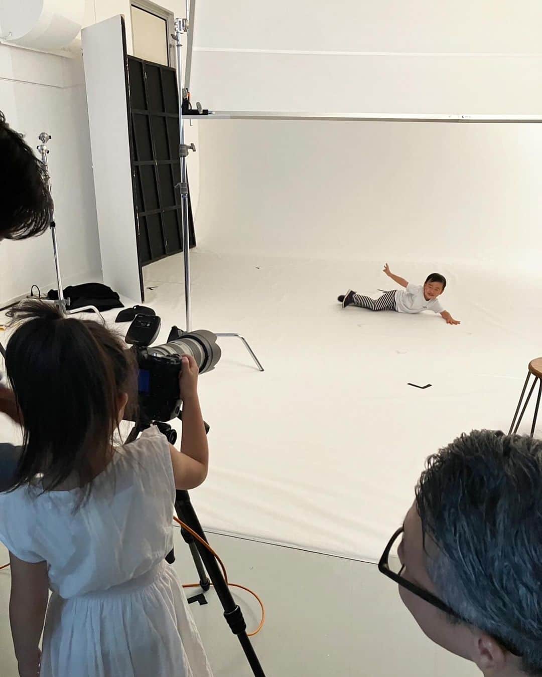 田中雅美のインスタグラム：「スタジオに一緒に来ていた家族にも優しくしてくださって、ありがとうございました☺️  ・ ・ 息子よ、調子に乗りすぎじゃない？？笑笑  ・ ・ #ミズノ #撮影 #モデルは息子 #カメラマンは娘 #スタッフさん優しい」