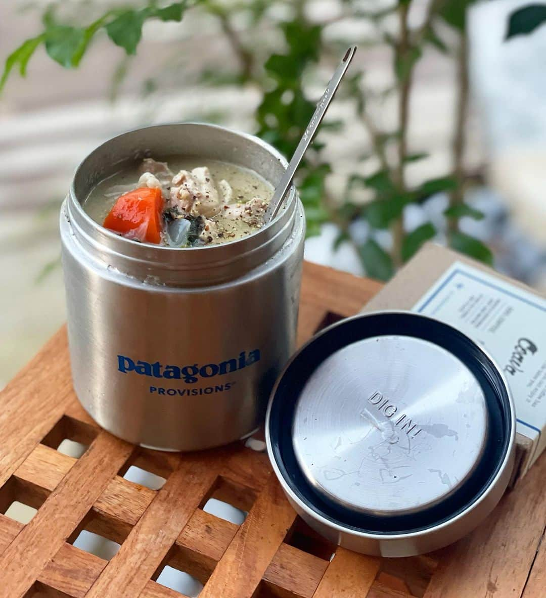 SUNDAY MOUNTAINさんのインスタグラム写真 - (SUNDAY MOUNTAINInstagram)「【毎日のランチ🍴が楽しくなる Patagonia フードキャニスター！】  毎日の職場でのランチ、ソトメシが楽しくなる 二重の真空断熱構造の パタゴニアプロビジョンズ ミアーフードキャニスター♪  これからの季節は温かいスープやシチューをお弁当のお供に〜♪  フルーツも🍓🍋🍊おすすめです。 ギフトに喜ばれるアイテム。  保冷効力は最長6時間（8度以下）、保温効力は最長6時間（65度以上）。 ※室温20℃において製品の規定量の90℃の熱湯または４℃の冷水を満たし、所定時間放置した場合の温度。  匂いや味が移らない。BPAフリーも嬉しい♪  パーフェクト・シール・テクノロジーにより中身を密封し漏れを防止！ 医療グレードの18-8ステンレススチール製。  ▶︎patagonia ▶︎ミアーフードキャニスター シルバー ▶︎カラー ▶︎サイズ 高さ12 cm、直径10cm 素材 医療グレードの18-8ステンレススチール製 BPAフリー 重量 376g  #patagonia #パタゴニアミアーフードキャニスター #キャニスター #ランチ #スープ #お弁当 #パタゴニア #ソトメシ #Camp #」12月2日 17時35分 - sundaymountain