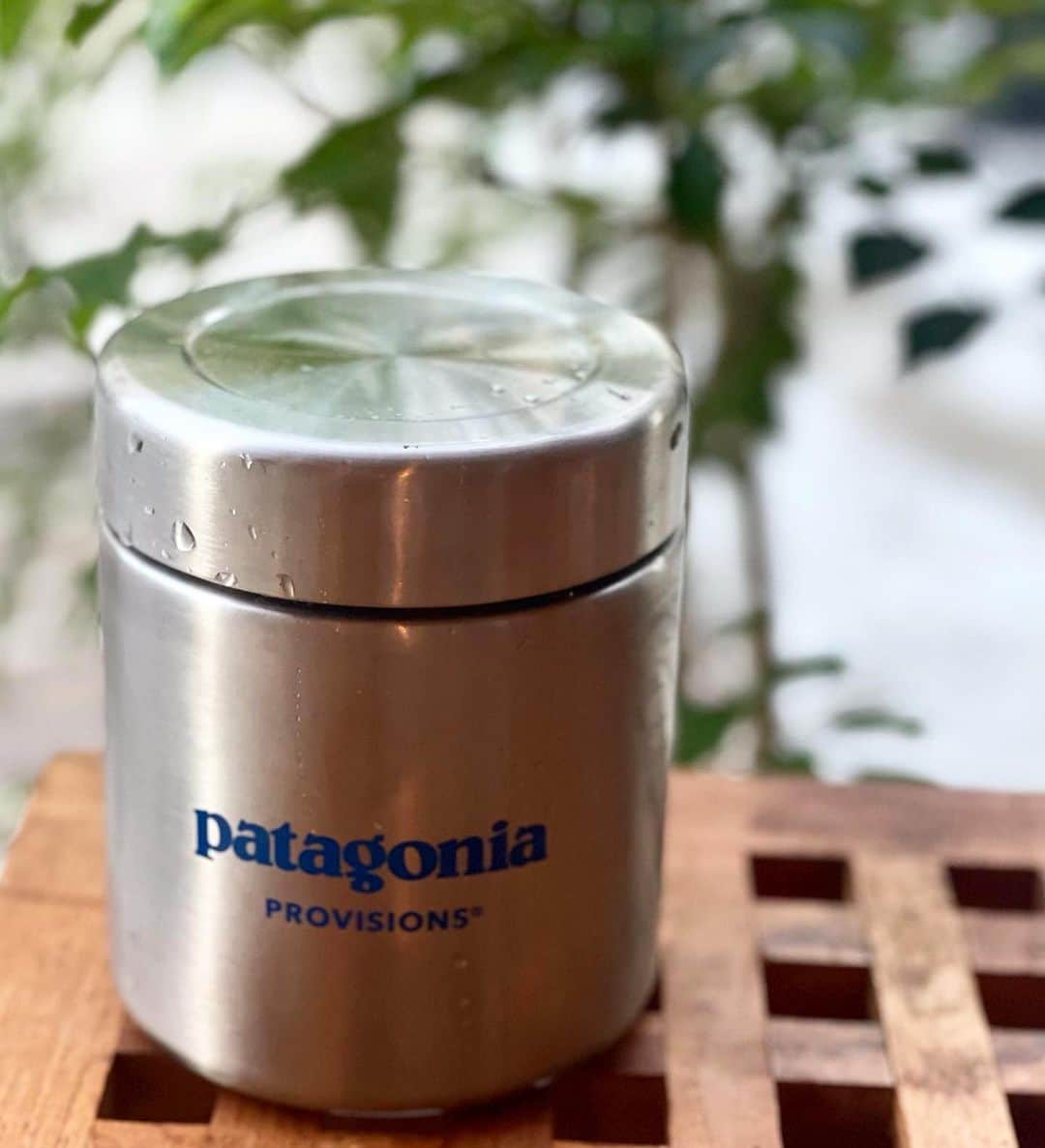 SUNDAY MOUNTAINさんのインスタグラム写真 - (SUNDAY MOUNTAINInstagram)「【毎日のランチ🍴が楽しくなる Patagonia フードキャニスター！】  毎日の職場でのランチ、ソトメシが楽しくなる 二重の真空断熱構造の パタゴニアプロビジョンズ ミアーフードキャニスター♪  これからの季節は温かいスープやシチューをお弁当のお供に〜♪  フルーツも🍓🍋🍊おすすめです。 ギフトに喜ばれるアイテム。  保冷効力は最長6時間（8度以下）、保温効力は最長6時間（65度以上）。 ※室温20℃において製品の規定量の90℃の熱湯または４℃の冷水を満たし、所定時間放置した場合の温度。  匂いや味が移らない。BPAフリーも嬉しい♪  パーフェクト・シール・テクノロジーにより中身を密封し漏れを防止！ 医療グレードの18-8ステンレススチール製。  ▶︎patagonia ▶︎ミアーフードキャニスター シルバー ▶︎カラー ▶︎サイズ 高さ12 cm、直径10cm 素材 医療グレードの18-8ステンレススチール製 BPAフリー 重量 376g  #patagonia #パタゴニアミアーフードキャニスター #キャニスター #ランチ #スープ #お弁当 #パタゴニア #ソトメシ #Camp #」12月2日 17時35分 - sundaymountain