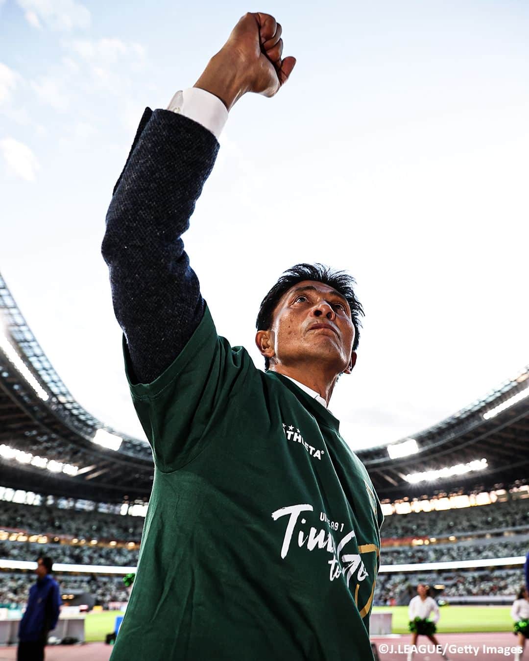 Goal Japanさんのインスタグラム写真 - (Goal JapanInstagram)「🟢 城福監督、劇的展開に魂の雄叫び ✊ 染野唯月の試合終了間際のPKで清水に追いつき、16年ぶりのJ1昇格をつかみ取った #東京ヴェルディ。試合終了の瞬間、指揮官の #城福浩 氏は膝をついてガッツポーズ。(Photo: J.LEAGUE / Getty Images)  #soccer #football #meijiyasudaseimeijleague #jleague #tokyoverdy #verdy #サッカー #フットボール #明治安田生命Jリーグ #Jリーグ #ヴェルディ #⚽」12月2日 17時35分 - goaljapan