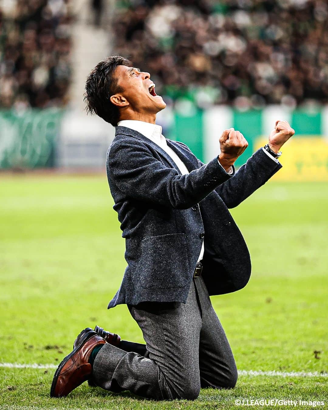 Goal Japanのインスタグラム：「🟢 城福監督、劇的展開に魂の雄叫び ✊ 染野唯月の試合終了間際のPKで清水に追いつき、16年ぶりのJ1昇格をつかみ取った #東京ヴェルディ。試合終了の瞬間、指揮官の #城福浩 氏は膝をついてガッツポーズ。(Photo: J.LEAGUE / Getty Images)  #soccer #football #meijiyasudaseimeijleague #jleague #tokyoverdy #verdy #サッカー #フットボール #明治安田生命Jリーグ #Jリーグ #ヴェルディ #⚽」