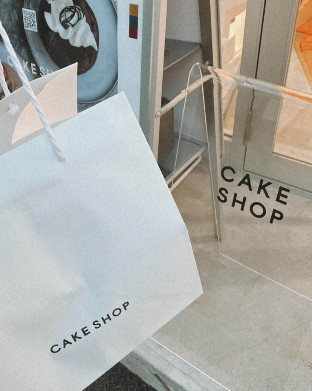 renさんのインスタグラム写真 - (renInstagram)「・ ・  先日、代々木上原にある お洒落すぎるケーキ屋さん  @cakeshop.yoyogiuehara で オーダーケーキを🎂💓  フルーツやお花、ハーブなど自分選ぶタイプ。 時期によって内容は変わるみたい！ ケーキのお味とてもおいしかったよ🥹💓  #駅近  ・ ・」12月2日 17時36分 - _reeen_