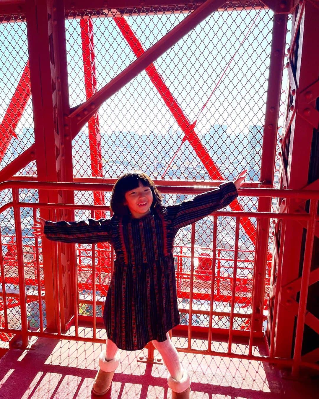 新井美穂さんのインスタグラム写真 - (新井美穂Instagram)「久しぶりに娘と#東京タワー  今日は初めて、下りは階段で降りてみよう！と  階段降りてると めちゃくちゃ見た事のある光景に  すっかり忘れていた、若い頃この階段を降りた時の記憶を鮮明に思い出した（笑）  歳をとると共に、色んなこと忘れていってるんやろうな😅  娘と二人で東京タワーの階段をキャッキャ言いながら降りた今日この日は なるべく忘れたくないなぁー（笑）」12月2日 17時36分 - arai_miho