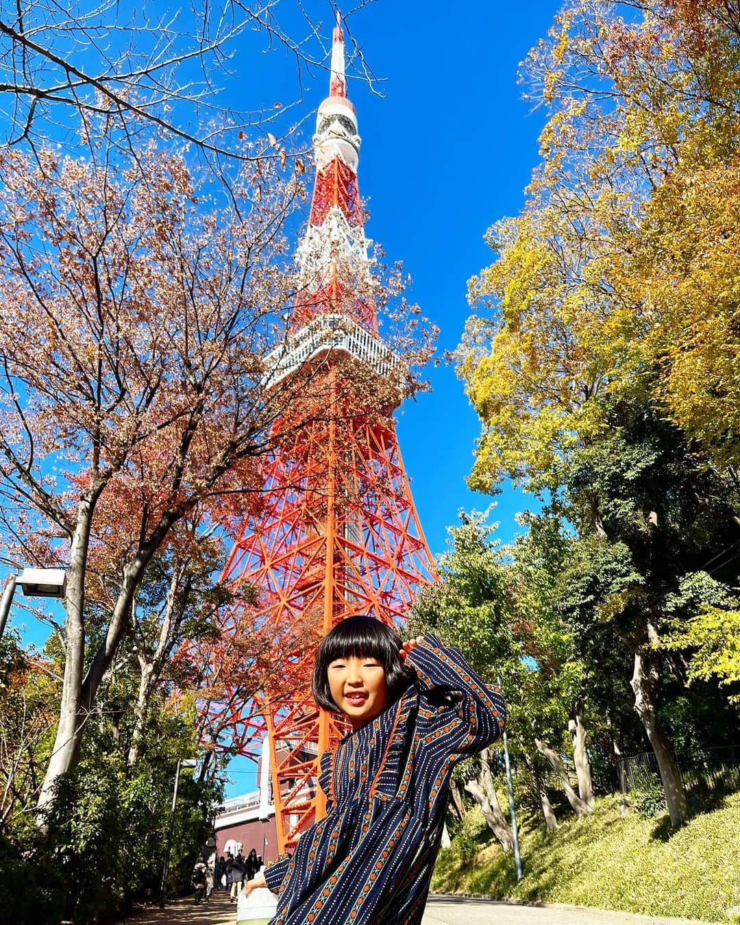 新井美穂さんのインスタグラム写真 - (新井美穂Instagram)「久しぶりに娘と#東京タワー  今日は初めて、下りは階段で降りてみよう！と  階段降りてると めちゃくちゃ見た事のある光景に  すっかり忘れていた、若い頃この階段を降りた時の記憶を鮮明に思い出した（笑）  歳をとると共に、色んなこと忘れていってるんやろうな😅  娘と二人で東京タワーの階段をキャッキャ言いながら降りた今日この日は なるべく忘れたくないなぁー（笑）」12月2日 17時36分 - arai_miho