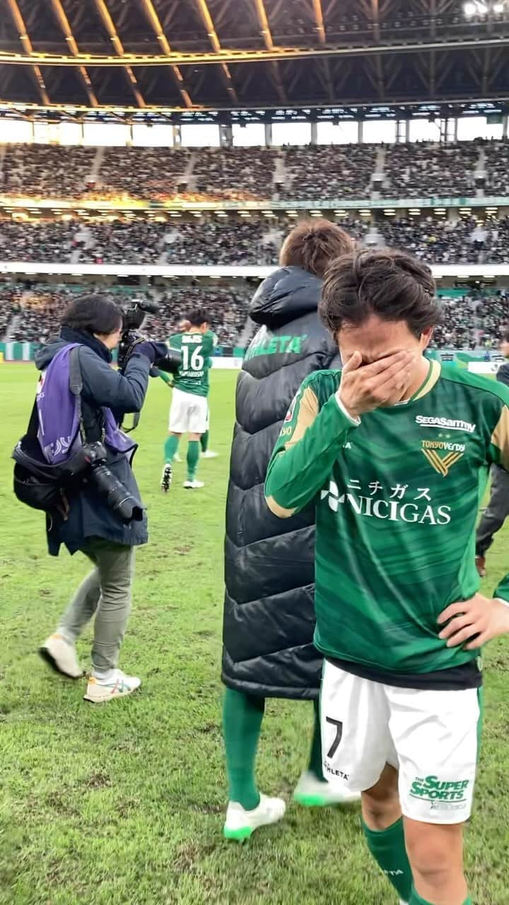 東京ヴェルディのインスタグラム：「歓喜のピッチ！！ キャプテンの涙と守護神の涙。  #verdy #timetogoJ1」