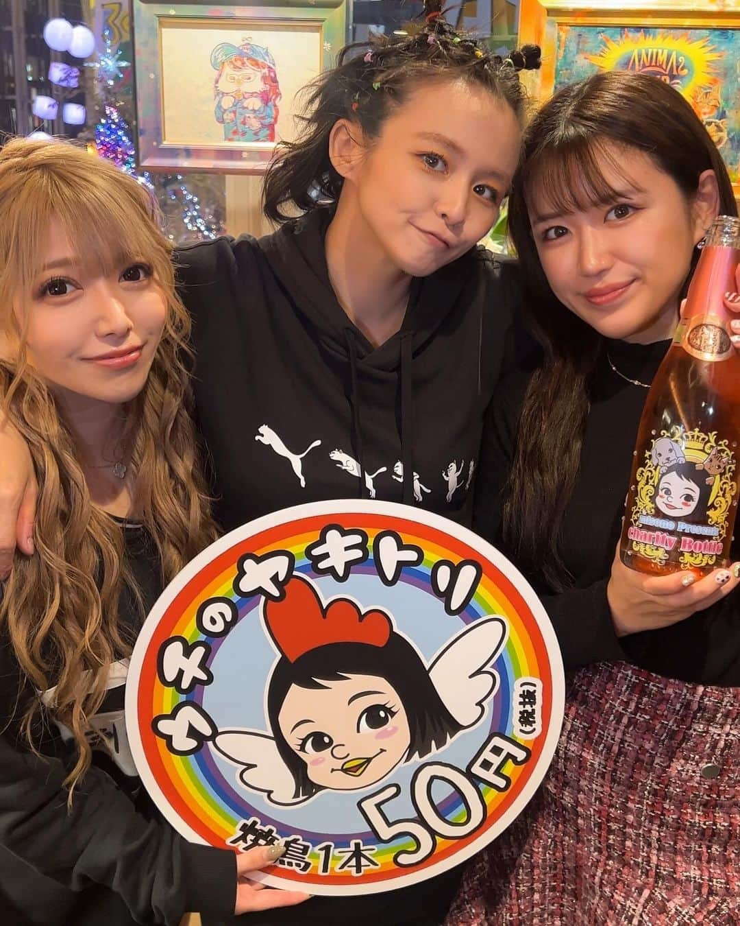 芹野莉奈さんのインスタグラム写真 - (芹野莉奈Instagram)「アメ村にmisonoちゃんPresentsの 焼き鳥屋さん＆ラーメン屋さんがOpenということで レセプションにご招待して頂きました😉❤️ 　 ✔️ @misono_presents_uchinoyakitori  ✔️ @misono_presents_uchinoramen      アメ村のビックステップの目の前😳 ビル一棟😳すごい😳♡♡ 　 　 そして知り合いのお店だからとかじゃなくてフツーに美味しかった😭❤️ 　 お値段もリーズナブルだったので皆さんもぜひ💘  　  @takeshi__nakano  ありがとうございました🙇  @toridangroup  ご馳走様でした😭 席にも沢山きてくれてありがとうございます😭笑  @yanmatsu9981  いつも本当にありがとうございます😊  　 　 　 いつも本当に優しくしてくれてたくさん可愛がってくれるmisonoちゃん、オープンおめでとうございます🎉🎉 　 　 またすぐ行きたい😘 　 　 　 今回のレセプションをお供した @miyabi_8.co  @rikiya_8.co  @kittanracing  @en_k_1013  もありがとッ😉 　 　 　 #大阪 #大阪ミナミ #東心斎橋 #心斎橋 #難波 #大阪グルメ #心斎橋グルメ #難波グルメ #アメ村 #アメ村グルメ #やきとり #ウチのやきとり #とりだん #焼き鳥 #レセプション #オープン」12月2日 17時41分 - serinorina