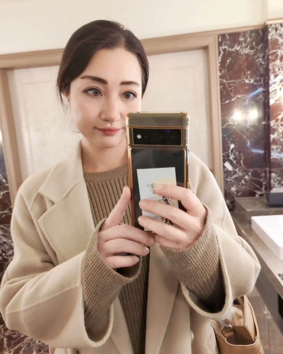 のインスタグラム：「昨日の通勤からの忘年会コーデ◎ 2023 SHEIN Dec Year End Sale Fashion  年末セール😊♥12月感謝祭😊♥ . 試すたび、好きが見つかる。届くたび、好きが増えてく。 12/31まで、 お買い上げ金額1～5,999円までは15%OFF、6000円以上は20%OFF ♥クーポンコード→→EBSJP249 ひろみの着用商品を載せておくね😊♥ . . DAZY Kpop リブニット ラグランスリーブ セータードレス 21669621 MOTF サイドストラップ ショルダーバッグ 24247026 MOTF PREMIUM 女性用フラットシューズ 23341701 . . sponsored  @Shein_japan　@Shein_official #SHEIN冬の感謝祭 #SHEIN #SHEINforAll #SHEINGoodFinds #loveshein #saveinstyle #PR」