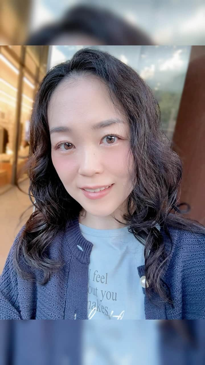 上野まなのインスタグラム：「７年間通っていた美容室を変えてみて、パーマをしなくても良い感じになりました（今のところは）☺️梅雨や夏は乗り切れるかな☀️☔️  #くせ毛 #ウェーブヘア  #パーマやめてみた  #上野まな」