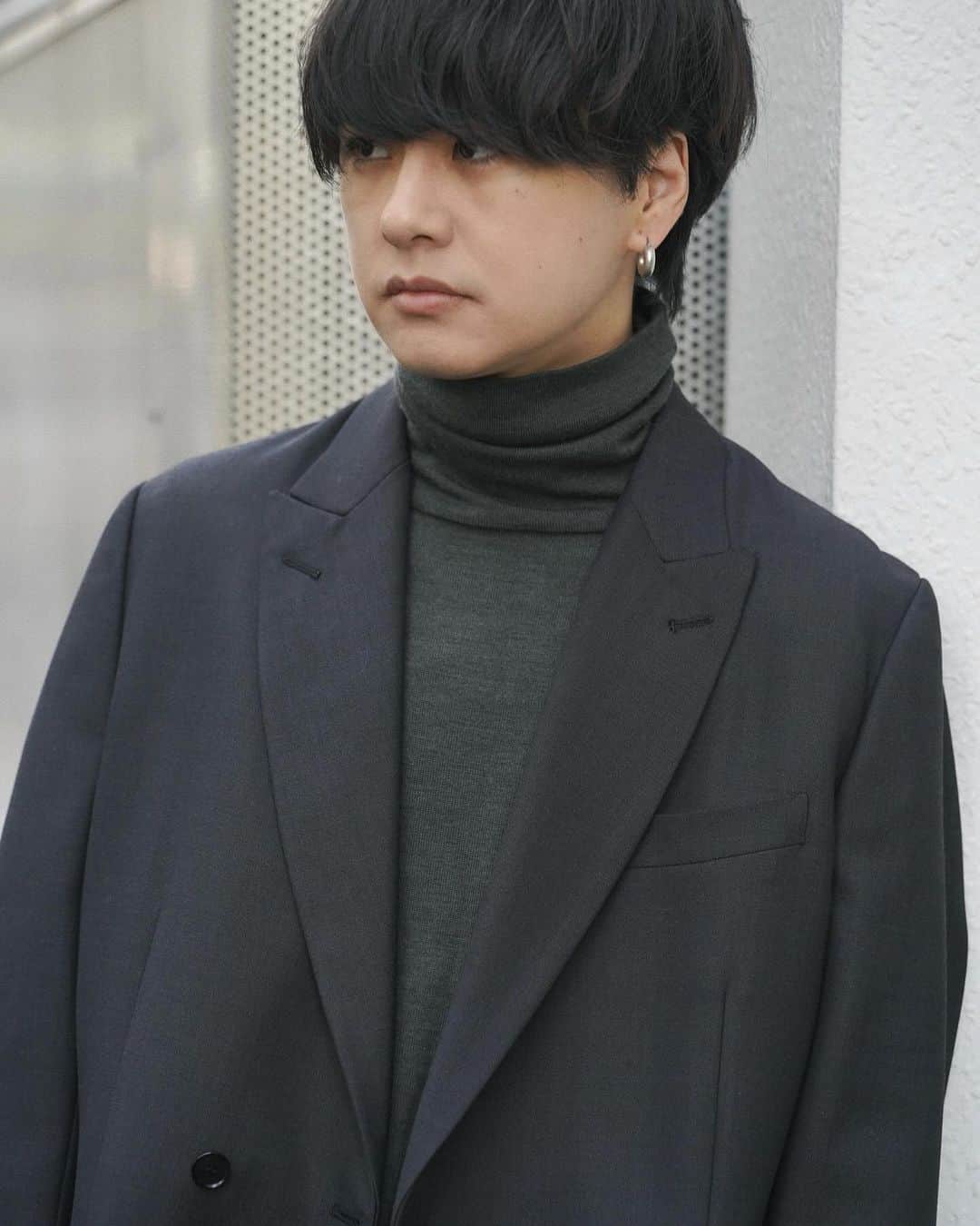 げんじさんのインスタグラム写真 - (げんじInstagram)「先日たくさんコメントいただいた @llife_official_ のセットアップ。  本格的なテーラード工場で仕立てたジャケットは、カーゴパンツと合わせてカジュアルダウンさせた着方も🙆🏻‍♂️  ︎jacket #llife 12.16 sat release knit #lidnm SUPER FINE WOOL TURTLE pants #lidnm LINEN WOOL FATIGUE PANTS belt #llife LEATHER CHAIN BELT shoes #newbalance  #メンズファッション #ファッション#今日のコーデ #今日の服 #ジャケット #カーゴパンツ #jacket #fashion #mensfashion #23aw #23fw #24ss #winter #ootd #outfit #styling #패션 #스타일 #코디 #옷스타그램 #데일리룩 #오오티디 #데일리룩 #스타일링 #아웃핏 #코디」12月2日 17時45分 - genji_official_