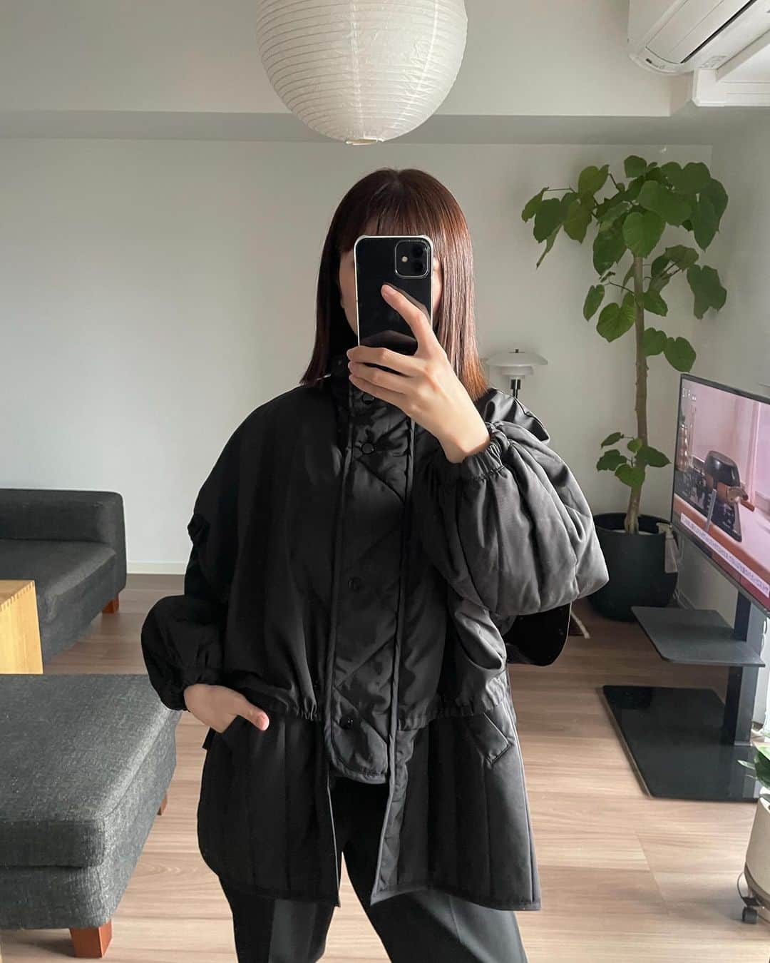 馬渕由妃のインスタグラム：「最近ほんとに寒い🥶急に冬きたよね❄️寒がりな私にぴったりな @selectmoca のレイヤードボリュームスリーブダウン🤤🤍軽くてめちゃ暖かい🔥！  アウターってシンプルなもの選びがちだけどこういうレイヤードデザインのものも良いね☺️♡程よくボリュームあるから厚手のニットの上にも羽織れるよ😳！  #selectmoca #セレクトモカ #アウター」