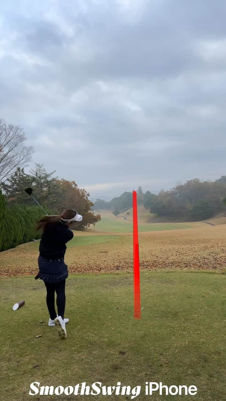 高橋友希子のインスタグラム：「⁡  〖ラウンド中の意識〗 ⁡ ⁡ スタートして2Hのティーショットです😃 ⁡ ⁡ その日の自分の様子を探りながら プレーをしています🧐 ⁡ ⁡ 軽めに打っていますが、 絶対気をつけているポイントは3つ❗️ ⁡ ⁡ ①軸がぶれないように ②ヘッドの軌道 ③体の回転とクラブを振るタイミング ⁡ ⁡ 調子が良くても、ふと気が抜けたときに 出るのが“自分の持ってる癖”なので ⁡ ⁡ 良いショットがずっと続けて 打てていても18H終わるまで 常に意識しています🙌🏻 ⁡ ⁡ そうする事によって 簡単にやってしまうミスの数が減り スコアアップにつながります✨ ⁡ ⁡ ぜひお試しください😉👍🏻 ⁡ ⁡ ⁡ 投稿の感想を「👍🏻」いいねの スタンプで教えてください♪ ⁡ 参考になった→👍🏻 やってみる→👍🏻👍🏻 ⁡ ⁡ ⁡ ⁡ 質問・リクエストがあればコメント欄へ🙌🏻 ※基本的にはアドバイスを DMで直接お答えする事は出来ません🙏🏻 ⁡ ⁡ ┈┈┈┈┈┈┈┈┈┈┈┈┈┈┈┈┈┈┈┈ ✩𝐏𝐫𝐨𝐟𝐢𝐥𝐞✩ 〜ゴルフの理論をシンプルに〜 初心者〜100切りを目指している方を対象に 東京・千葉・横浜でレッスンをしています🤝🏻 ⁡ ・レッスン累計4500件 ・初心者〜5ヶ月で100切り達成 ⁡ 👱🏻‍♀️ BEST 66・レッスン歴10年目・ゴルフ歴30年〜 美容・健康・海が大好きです🐚💙 ⁡ ┈┈┈┈┈┈┈┈┈┈┈┈┈┈┈┈┈┈┈┈ 【レッスン空き状況】 📢毎月10日に日程をお知らせします (次回12/10 19:00頃) ⁡ 最新の空き状況は 『12月のレッスン日程』の投稿で確認できます👍🏻 → @yukiko_golf_1213 ⁡ ┈┈┈┈┈┈┈┈┈┈┈┈┈┈┈┈┈┈┈┈ 【レッスンのご予約や詳細について】 ⁡ トップページ→ @yukiko_golf_1213の リンクからホームページをご覧ください✨ ⁡ その他、わからないことがあれば お気軽にお問合せください☺️ ⁡ 【お問合せ】 📧yukiko.golf72@gmail.com ⁡ ┈┈┈┈┈┈┈┈┈┈┈┈┈┈┈┈┈┈┈┈ #ゴルフ #ラウンド中の意識 #ゴルフスイング #ゴルフレッスン #ドライバー  #ワンポイントアドバイス」