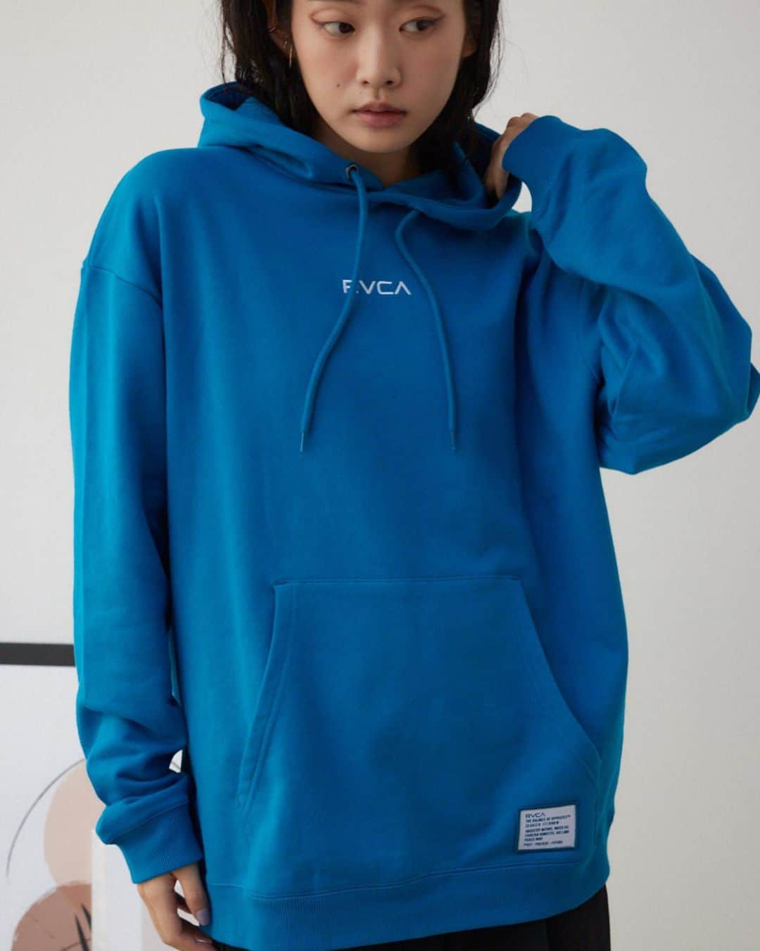 AZUL by moussyさんのインスタグラム写真 - (AZUL by moussyInstagram)「RVCA｜AZUL BY MOUSSY 12月8日(金) より発売開始。 #RVCA_AZUL @rvcajapan  毎回大好評のAZUL BY MOUSSY別注、 RVCA別注アイテムがAWも登場！ ウィメンズ3型、メンズ4型のラインナップをお届け。  是非この機会をお見逃しなく！  ▶︎商品情報は画像をタップorトップのURLからチェック！  #RVCA #ルーカ #RVCA_AZUL #AZULBYMOUSSY」12月2日 17時47分 - azulbymoussy_official