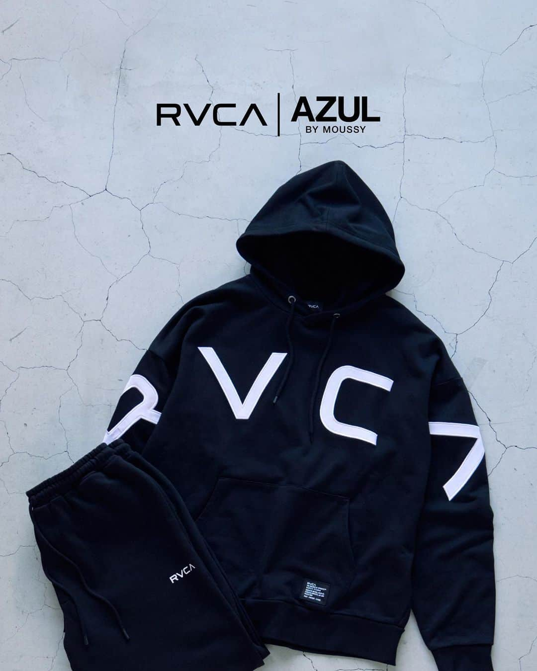 AZUL by moussyのインスタグラム：「RVCA｜AZUL BY MOUSSY 12月8日(金) より発売開始。 #RVCA_AZUL @rvcajapan  毎回大好評のAZUL BY MOUSSY別注、 RVCA別注アイテムがAWも登場！ ウィメンズ3型、メンズ4型のラインナップをお届け。  是非この機会をお見逃しなく！  ▶︎商品情報は画像をタップorトップのURLからチェック！  #RVCA #ルーカ #RVCA_AZUL #AZULBYMOUSSY」