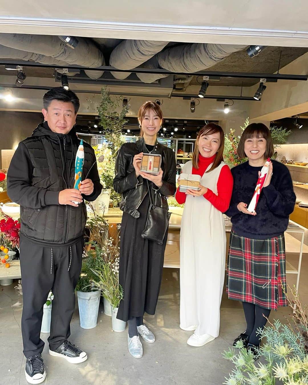 松見早枝子さんのインスタグラム写真 - (松見早枝子Instagram)「昨日は、白金台 #雨晴 にて開催の「とんがりサンタの日2023」に沢山の方にお越しいただき、本当にありがとうございました‼️ ・ クリスマスマーケットのような盛り上がりで、本当に楽しい一日でした🧑🏻‍🎄 ・ おかげさまでクッキー缶は昨日完売いたしました❗️本当にありがとうございました🙇‍♀️ ・ 色とりどりのとんがりサンタさんはもちろん、その場で花材を選んで作っていただけるOEUVRE(ウヴル)さんのスワッグ も、大人気で本当に素敵でした‼️ ・ 最後に、Shimoo Design の和彦さん、さおりさんご夫妻と、アイシングを施して頂いた髙橋まさこさんと一緒に記念の一枚を📷✨ ・ 7年前に富山の工房を訪ねた際に一目惚れし、料理教室を始める際に最初に揃えたのはShimoo Design のアイコン的なお皿、#浮様 でした。 ・ あれ以来さおりさんとはずっと仲良くさせて頂き、昨年Troncのクッキー缶をご購入頂いたのがきっかけで、今回のお話を頂きました。 ・ 毎度こんな素敵なカップルはいるのかと思うほど、かわいく温かなおしどり夫婦のお二人。 ご一緒できて心から嬉しかったです♥️ ・ 日本のファンの皆様はもちろん、海外のファンの方々もいらして、世界のShimoo Design なのだなぁと眩しく拝見していました☺️ ・ そして、Troncの教室にご参加いただいたご縁で繋がったアイシング講師の髙橋まさこさん。毎度難しい要望に完璧に応えてくださいます🥹✨ ・ クリスマススワッグを担当されたお花屋さんOEUVREの岩永さんご夫妻も優しくとても温かで、お客様が落ち着いてから奥様の有理さんとお話しさせて頂きましたが、ぜひお花をお願いしたくなりました❗️ ・ そして、全てを取り仕切ってくださった雨晴のご主人、金子さん @amahare_kaneko 。 穏やかで優しい物腰で、でもしっかりと会を取り仕切ってくださり、心から感謝しています。 お店スタッフの女性の皆様も同じく優しく温かで、なんと素敵なお店なのでしょう❗️ ・ スワッグとクッキー缶は昨日で完売御礼でしたが、とんがりサンタさんはもう少しだけ白金台・京都のお店で手に取っていただけるようです。 ・ 気になる方はぜひ訪れてみてください❗️ ・ そして、今回ご来場頂けなかった皆さまは、また来年の開催が決まっておりますので、ぜひ来年お運びいただけましたら嬉しいです。 ・ 長くなりましたが、この度は本当にありがとうございました‼️🙇‍♀️🙇‍♀️ ・ ・ 【とんがりサンタ】 @tongarisanta.ltd @shimookazuhiko @saorishimoo  【OEUVRE さんのスワッグ 】 @oeuvre_tokyo @oeuvre_yuri_iwanaga  【Troncクッキー缶】 @saekomatsumi @maa_icingcookies  【雨晴】 @amahare  【雨晴(京都)】 @kyo_amahare」12月2日 17時47分 - saekomatsumi