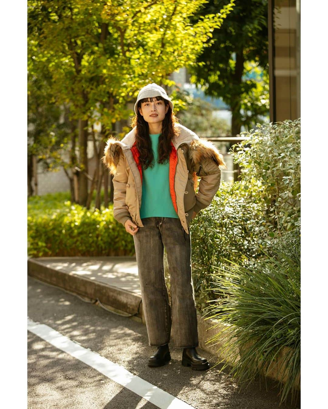 のインスタグラム：「⁡ JOHNBULL STAFF STYLE TOP KHAKI編 ⁡ 2023年秋冬に始動した【TOP KHAKI】はすでに店頭でご覧いただきましたでしょうか。【TOP KHAKI】は 普遍的でありながら、時代に合わせてアップデートされたいまの気分にそっと寄り添う、JOHNBULL が開発したミリタリー特化型ブランドです。 ⁡ 今回はJOHNBULL表参道店のショップスタッフに、自分らしく【TOP KHAKI】を着こなしてもらいました。 ⁡ ⁡ Collection, curated by JOHNBULL. A a result of our thorough research and study of military garments. ⁡ ⁡ TOP KHAKI（トップカーキ）は JOHNBULL が開発する、ミリタリーに特化したブランド。 ミリタリーアイテムの佇まい、オーバーサイズシルエットの雰囲気をそのままに、今着たいミリタリーにアレンジ。 古着の雰囲気を最大限に出すために、本物を解体・研究してのプロダクトです。 説明書の無いモノづくりで、説明不要のミリタリーを提案していきます。 ⁡ ⁡ STYLING2 ⁡ JACKET lot.TK234L01/￥33,000 tax in （TOP KHAKI) TOP lot.JL241C21/￥14,300 tax in  PANTS lot.JL234P03/￥23,100 tax ⁡ ⁡ -杉田さんの考える【TOP KHAKI】N2Bの良いところを教えてください。 ⁡ 本格派ミリタリーな存在感と豊富なカラーバリエーションが魅力だと思います。古着屋でサイズ感や色味のかわいいミリタリーアウターを探すのは大変なので、そういった古着フリークの方にもおすすめできるアウターだと思います。 ⁡ ⁡ #JOHNBULL #TOPKHAKI #ミリタリー #N2B #STAFFSTYLE」