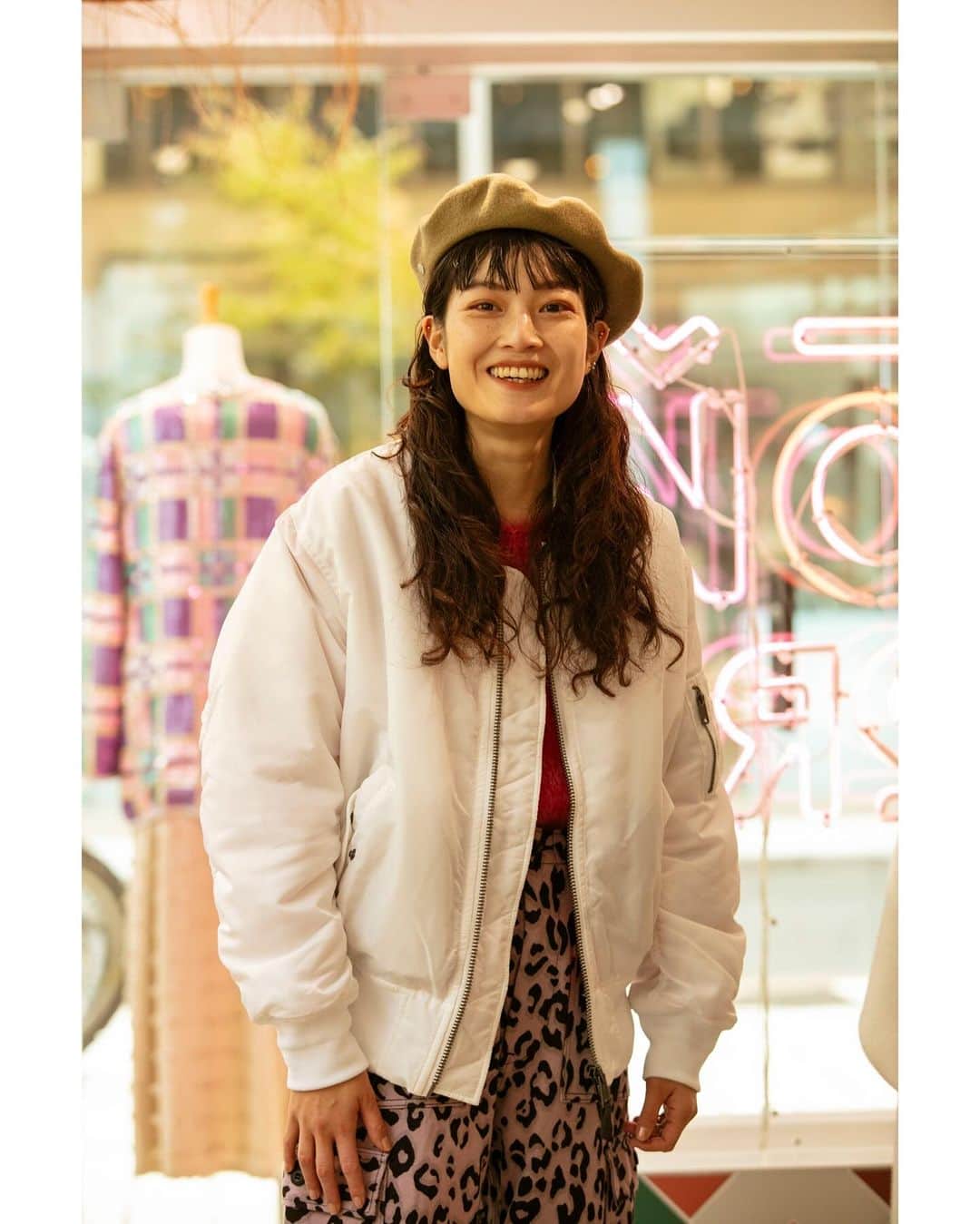 のインスタグラム：「⁡ JOHNBULL STAFF STYLE TOP KHAKI編 ⁡ 2023年秋冬に始動した【TOP KHAKI】はすでに店頭でご覧いただきましたでしょうか。【TOP KHAKI】は 普遍的でありながら、時代に合わせてアップデートされたいまの気分にそっと寄り添う、JOHNBULL が開発したミリタリー特化型ブランドです。 ⁡ 今回はJOHNBULL表参道店のショップスタッフに、自分らしく【TOP KHAKI】を着こなしてもらいました。 ⁡ ⁡ Collection, curated by JOHNBULL. A a result of our thorough research and study of military garments. ⁡ ⁡ TOP KHAKI（トップカーキ）は JOHNBULL が開発する、ミリタリーに特化したブランド。 ミリタリーアイテムの佇まい、オーバーサイズシルエットの雰囲気をそのままに、今着たいミリタリーにアレンジ。 古着の雰囲気を最大限に出すために、本物を解体・研究してのプロダクトです。 説明書の無いモノづくりで、説明不要のミリタリーを提案していきます。 ⁡ ⁡ STYLING3 ⁡ JACKET lot.TK233L02/￥24,200 tax in （TOP KHAKI) TOP lot.TJSESAMYA/￥16,280 tax in (TRICOTS JEAN MARC) PANTS lot.KB233P03/￥37,400 tax in (THE KYOTO BASSEN) ⁡ ⁡ -今年はどんな風にミリタリーアウターを着こなしたいですか？ ⁡ 私はピンクが好きなので、ピンクと合わせてかわいく着こなしたいですね。今日はピンクのニットとピンクのレオパードデニムと合わせました。ミリタリーアイテムを女性らしいエッセンスと合わせるのが好きかもしれないです。 ⁡ ⁡ #JOHNBULL #TOPKHAKI #ミリタリー #MA1 #STAFFSTYLE」