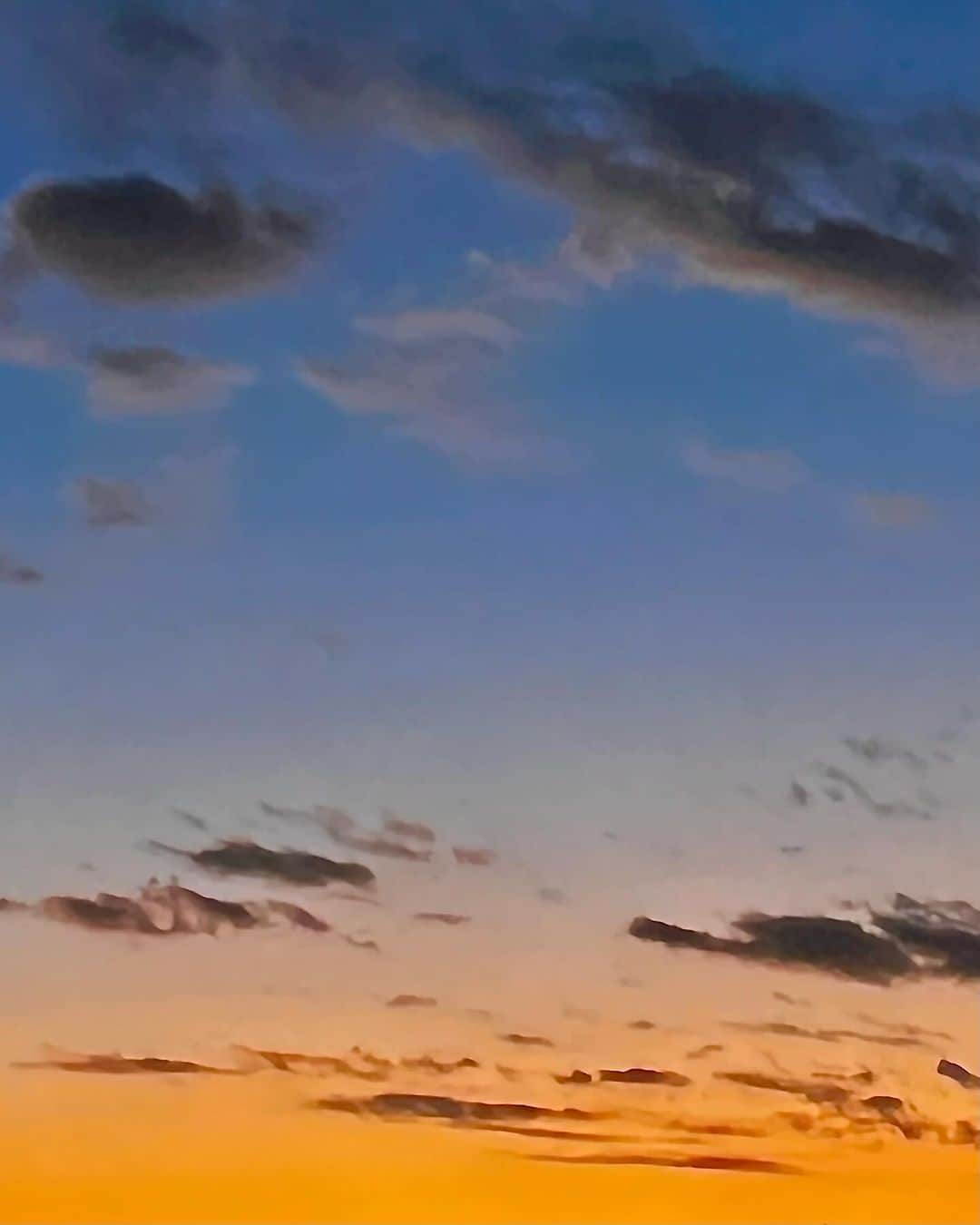 竹井亮介さんのインスタグラム写真 - (竹井亮介Instagram)「2023年12月2日。 午後16時頃 と 午後17時頃、西の空。  黄金色の雲たち と オレンジの夕焼け。 #空  #夕空」12月2日 17時53分 - takeiryosuke