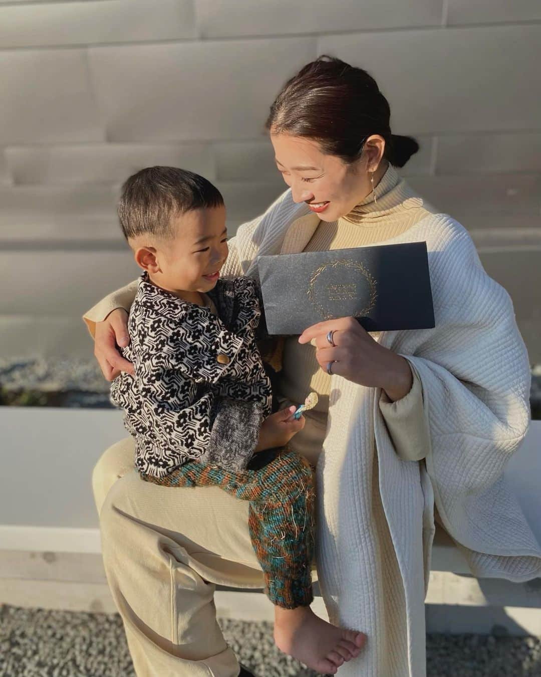 鬼辻麻衣さんのインスタグラム写真 - (鬼辻麻衣Instagram)「💆🏻‍♀️  もう少しでクリスマス🎄⭐️ TBCさんからクリスマスプレゼントとして エステチケットをいただきました！ @tbc_onlineshop  おしゃれな封筒で届いて 体験前からテンション上がりました❤️‍🔥 子育てしてるとエステに行く時間は貴重で、 ギフトとして贈ってもらえてとっても嬉しかった🥹  受けるコース内容は自分で選べて、 全都道府県のTBCさんで使えます🧖‍♀️✨ 金額別に4種類あって、 クリスマスプレゼントにぴったりじゃない？✨ 息子もこんな素敵なギフトを贈れる男性に 成長してくれるといいな、、、🙄❤️‍🔥  今なら10％OFFセール開催中で、 TBC公式サイトから購入できます🛒  #エステチケット#TBC#クリスマスプレゼント #体験ギフト#pr」12月2日 18時04分 - kitsumai