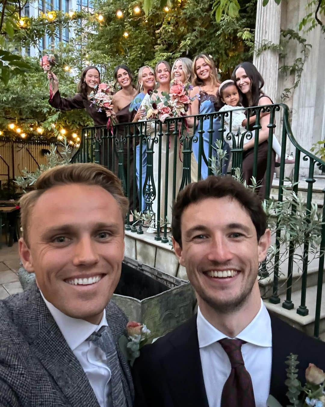 マックス・チルトンのインスタグラム：「Best man to the best of men. Honoured to be a part of yesterday’s magical wedding between two of my oldest friends surrounded by the full Ardingly crew. @annawise @willbouch_」