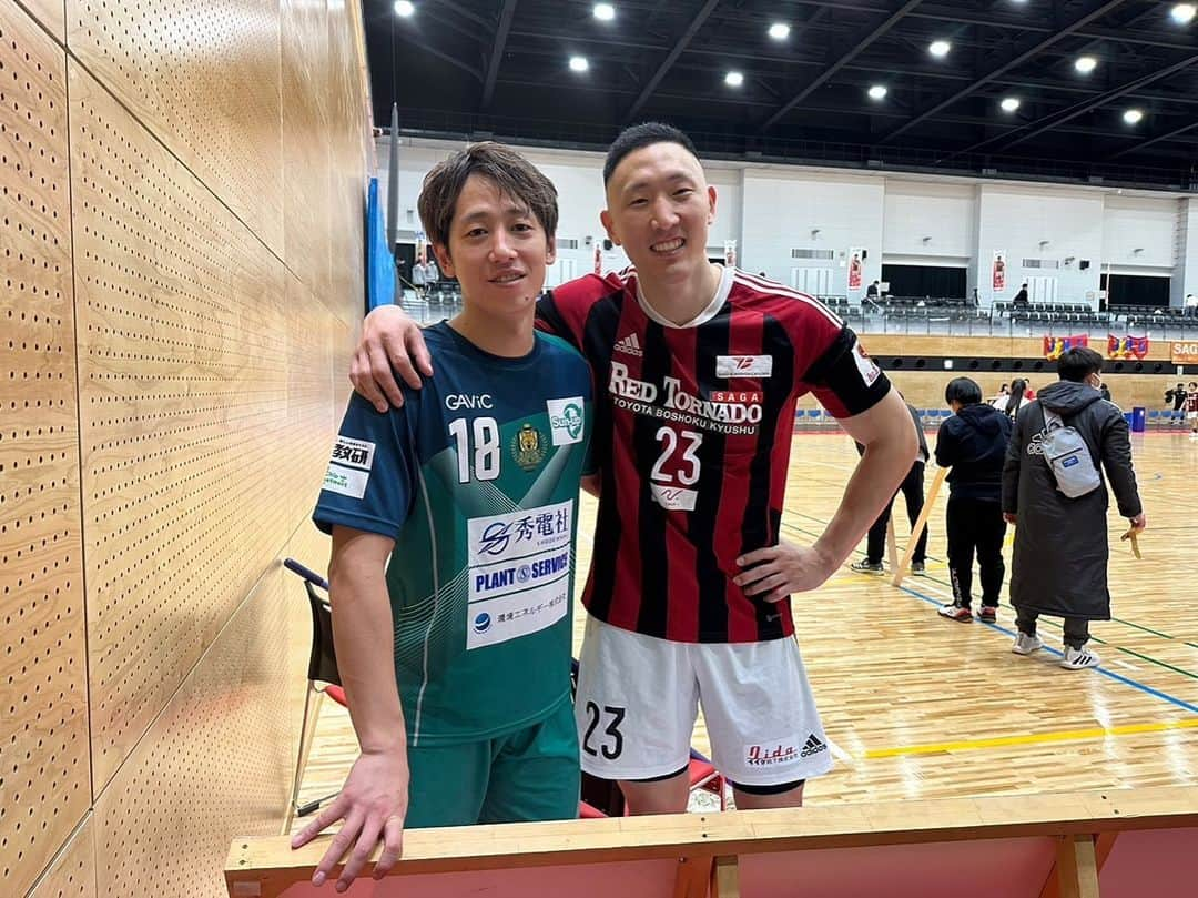 成田幸平のインスタグラム：「＊＊＊  39-19でゴールデンウルヴス福岡に 勝ちました✌️  湧永の元チームメイトの健也と試合をして 不思議な感じでしたがやり合って 楽しかったです😆  次は日本選手権です✨ 良い形で1年が締め括れるように チーム全員で頑張ります💪  引き続き応援よろしくお願いします🙇🏻‍♂️  漢❗️❗️  #トヨタ紡織九州レッドトルネードSAGA #HANDBALL #ハンドボール #JHL #日本ハンドボールリーグ #BEUERFEIND #MIZUNO」