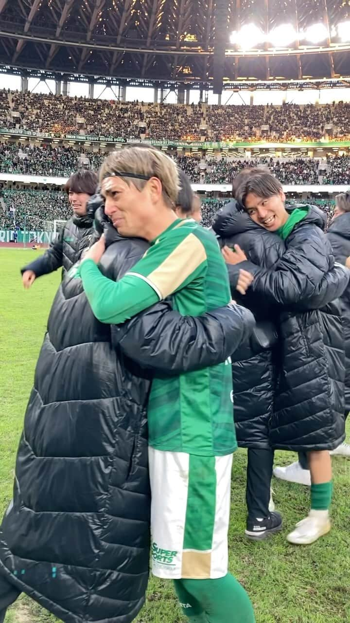 東京ヴェルディのインスタグラム：「歓喜のピッチ！！② 宮原選手も涙。  #verdy #timetogoJ1」