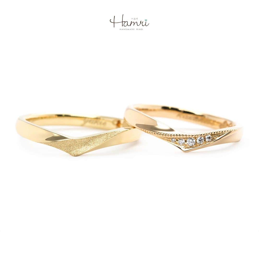 結婚指輪・婚約指輪『Hamri(ハムリ)』さんのインスタグラム写真 - (結婚指輪・婚約指輪『Hamri(ハムリ)』Instagram)「【ライム/イエローゴールドの指輪をご紹介です】  鮮やかなグリーン系の色味が珍しいライムゴールドと 肌馴染みが良く優しい雰囲気のイエローゴールド。 サンプルを何度もお試しいただきながら、 それぞれお気に入りのお素材を選んでくださいました。  指先をすっきりと綺麗に魅せてくれるV字のシルエットと ふたひねりのデザインが同じなので、 お素材が違ってもペア感はしっかりと感じられます。  ご新郎様はひねりの真ん中にスターダスト加工を施しており 男性でも身につけやすい、控えめな華やかさが素敵です！ ご新婦様はダイヤモンドを5石と ひねりのラインに沿うようにミル打ち加工も加えて ゴールドカラーが際立つ、女性らしいデザインに仕上がりました！  またお二人のデザインのこだわりは内側にも！ お名前の間に並んだ2つのハートは、指輪が重なるとクローバーになるデザインです♡ 記念月11月の誕生石シトリンをお留めして、 幸せを見守るお守りのような、素敵な指輪が完成いたしました。 ご結婚おめでとうございます！  💓ふたりらしい指輪と想い出を💓 @hamri_omotesando ==========================  ♦︎♢作成中の写真や動画を撮影、全データプレゼント♢♦︎  DMやLINEでのご相談お待ちしております♥ ⇒@hamri_omotesando  ❁・❁・❁・❁・❁・❁・❁・❁・❁・❁・❁  ＊セットリング5%OFF＊  @hamri_omotesando  Hamri「ハムリ」  〒150-0001 東京都渋谷区神宮前5-11-11 2F  tel 0120-121-175 hp https://hamri.jp/  open 11:00〜19:00 close 火/水　祝日営業  ❁・❁・❁・❁・❁・❁・❁・❁・❁・❁・❁  #手作り結婚指輪 #手作り婚約指輪 #結婚指輪#マリッジリング #エンゲージリング #プレ花嫁 #Hamri #Hamri表参道 #オーダーメイドリング #鋳造 #ブライダルリング #ペアリング #鎚目リング #プラチナリング #ピンクゴールド #シャンパンゴールド #ゴールドリング #コンビネーションリング #2023wedding #2023春婚 #2023夏婚 #プレ花嫁準備 #プレ花嫁と繋がりたい #結婚指輪探し #結婚指輪選び #結婚準備  《Hamri検索タグ》  #hamriデザイン #hamri指輪作り #hamri花嫁」12月2日 17時57分 - hamri_omotesando